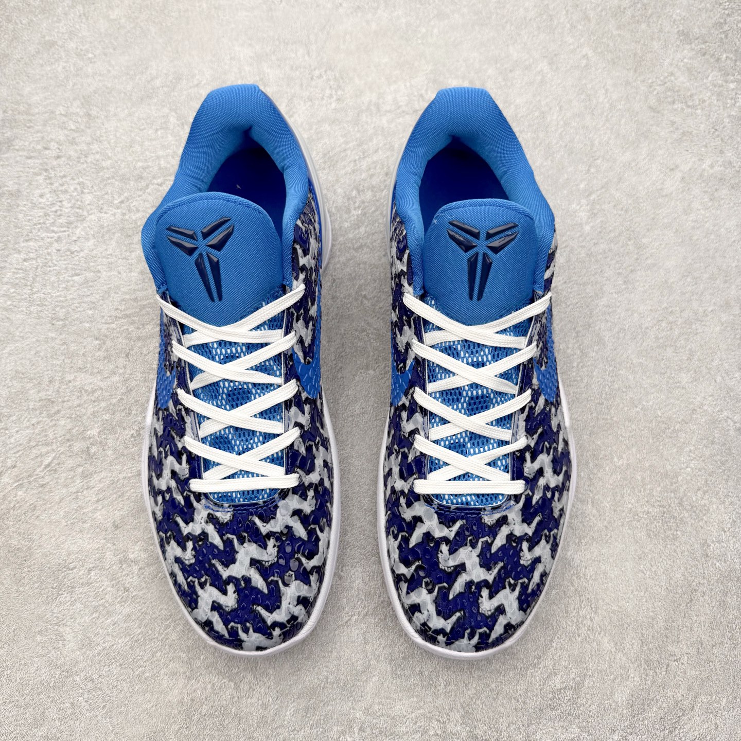 图片[2]-NK Zoom Kobe 6 Protro 科比六代实战篮球鞋 马年定制CYN配色 Eric Avar 这一次在设计中将轻盈发挥到了极致 鞋面采用了更加轻盈、更加强韧的创新的Flywire 2.0技术 球鞋重量更加轻质 重量仅为10.6盎司 内靴设计也使得穿着更加舒适 中底的配置则依日是可靠的zoom气垫和碳板的搭配 外底有个小细节令人十分喜欢 将纹路做成了心电图状 寓意科比对于篮球的喜爱 尺码：40 40.5 41 42 42.5 43 44 44.5 45 46-选品中心