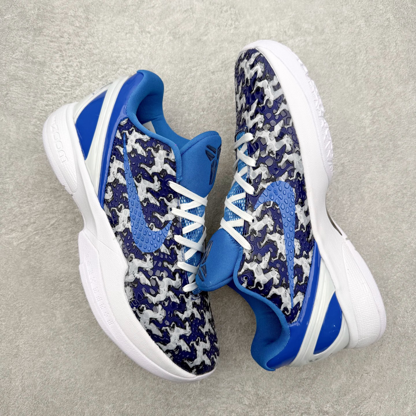 图片[3]-NK Zoom Kobe 6 Protro 科比六代实战篮球鞋 马年定制CYN配色 Eric Avar 这一次在设计中将轻盈发挥到了极致 鞋面采用了更加轻盈、更加强韧的创新的Flywire 2.0技术 球鞋重量更加轻质 重量仅为10.6盎司 内靴设计也使得穿着更加舒适 中底的配置则依日是可靠的zoom气垫和碳板的搭配 外底有个小细节令人十分喜欢 将纹路做成了心电图状 寓意科比对于篮球的喜爱 尺码：40 40.5 41 42 42.5 43 44 44.5 45 46-选品中心