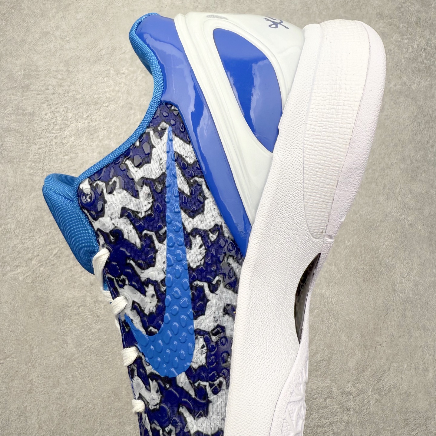 图片[7]-NK Zoom Kobe 6 Protro 科比六代实战篮球鞋 马年定制CYN配色 Eric Avar 这一次在设计中将轻盈发挥到了极致 鞋面采用了更加轻盈、更加强韧的创新的Flywire 2.0技术 球鞋重量更加轻质 重量仅为10.6盎司 内靴设计也使得穿着更加舒适 中底的配置则依日是可靠的zoom气垫和碳板的搭配 外底有个小细节令人十分喜欢 将纹路做成了心电图状 寓意科比对于篮球的喜爱 尺码：40 40.5 41 42 42.5 43 44 44.5 45 46-选品中心