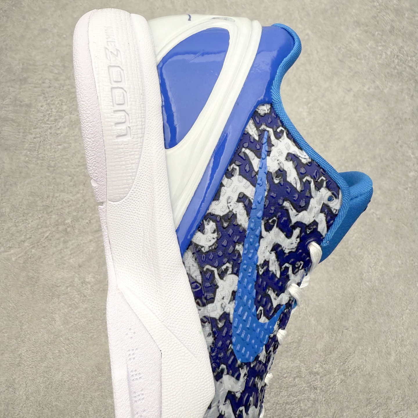 图片[6]-NK Zoom Kobe 6 Protro 科比六代实战篮球鞋 马年定制CYN配色 Eric Avar 这一次在设计中将轻盈发挥到了极致 鞋面采用了更加轻盈、更加强韧的创新的Flywire 2.0技术 球鞋重量更加轻质 重量仅为10.6盎司 内靴设计也使得穿着更加舒适 中底的配置则依日是可靠的zoom气垫和碳板的搭配 外底有个小细节令人十分喜欢 将纹路做成了心电图状 寓意科比对于篮球的喜爱 尺码：40 40.5 41 42 42.5 43 44 44.5 45 46-选品中心