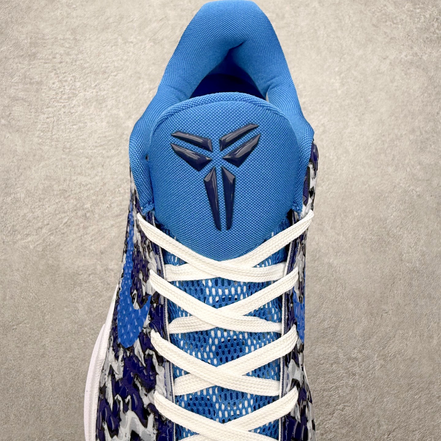图片[5]-NK Zoom Kobe 6 Protro 科比六代实战篮球鞋 马年定制CYN配色 Eric Avar 这一次在设计中将轻盈发挥到了极致 鞋面采用了更加轻盈、更加强韧的创新的Flywire 2.0技术 球鞋重量更加轻质 重量仅为10.6盎司 内靴设计也使得穿着更加舒适 中底的配置则依日是可靠的zoom气垫和碳板的搭配 外底有个小细节令人十分喜欢 将纹路做成了心电图状 寓意科比对于篮球的喜爱 尺码：40 40.5 41 42 42.5 43 44 44.5 45 46-选品中心
