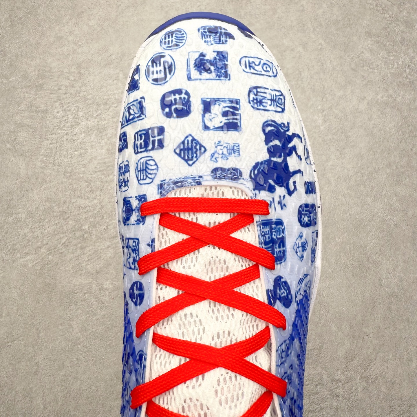 图片[4]-NK Zoom Kobe 6 Protro 科比六代实战篮球鞋 马年定制CYN配色 Eric Avar 这一次在设计中将轻盈发挥到了极致 鞋面采用了更加轻盈、更加强韧的创新的Flywire 2.0技术 球鞋重量更加轻质 重量仅为10.6盎司 内靴设计也使得穿着更加舒适 中底的配置则依日是可靠的zoom气垫和碳板的搭配 外底有个小细节令人十分喜欢 将纹路做成了心电图状 寓意科比对于篮球的喜爱 尺码：40 40.5 41 42 42.5 43 44 44.5 45 46-选品中心