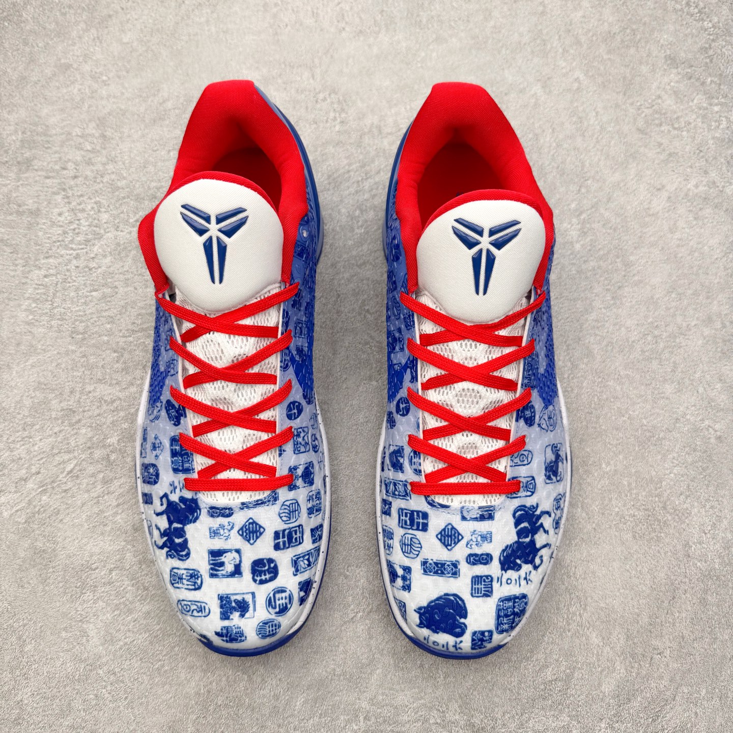 图片[2]-NK Zoom Kobe 6 Protro 科比六代实战篮球鞋 马年定制CYN配色 Eric Avar 这一次在设计中将轻盈发挥到了极致 鞋面采用了更加轻盈、更加强韧的创新的Flywire 2.0技术 球鞋重量更加轻质 重量仅为10.6盎司 内靴设计也使得穿着更加舒适 中底的配置则依日是可靠的zoom气垫和碳板的搭配 外底有个小细节令人十分喜欢 将纹路做成了心电图状 寓意科比对于篮球的喜爱 尺码：40 40.5 41 42 42.5 43 44 44.5 45 46-选品中心