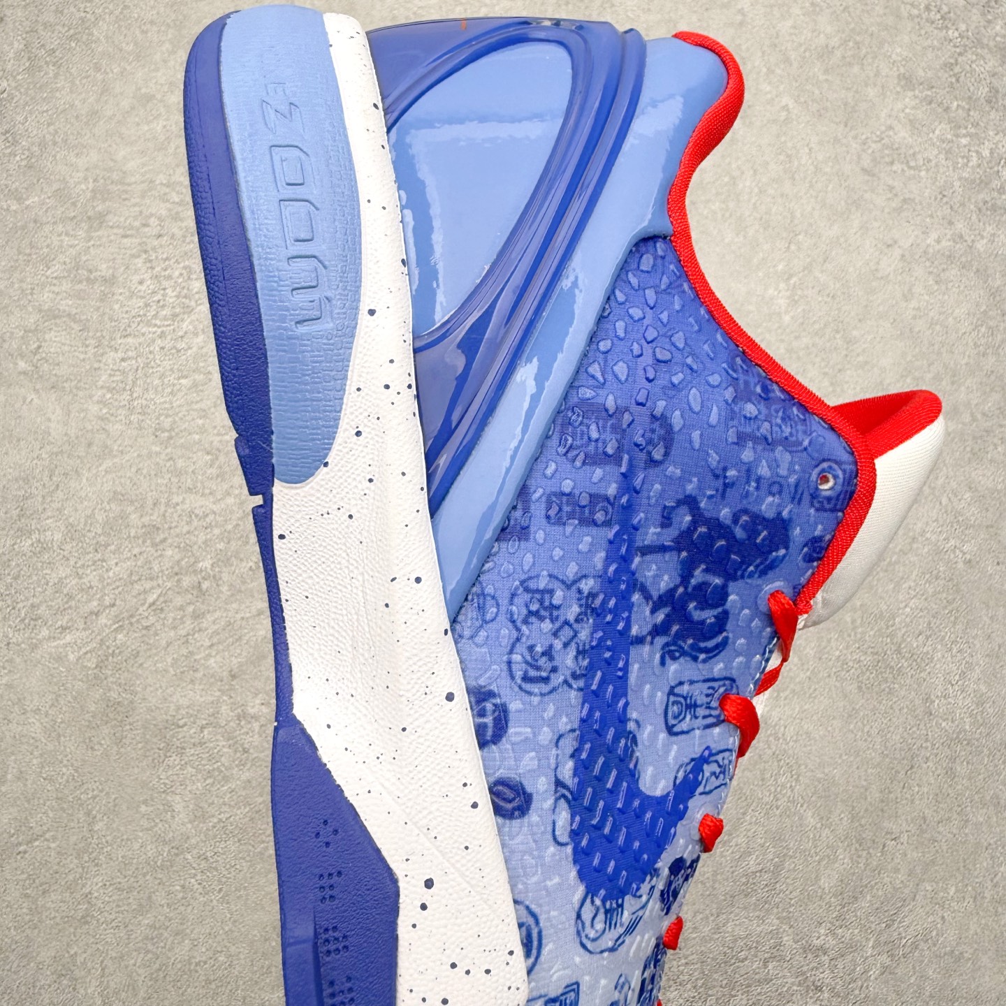图片[6]-NK Zoom Kobe 6 Protro 科比六代实战篮球鞋 马年定制CYN配色 Eric Avar 这一次在设计中将轻盈发挥到了极致 鞋面采用了更加轻盈、更加强韧的创新的Flywire 2.0技术 球鞋重量更加轻质 重量仅为10.6盎司 内靴设计也使得穿着更加舒适 中底的配置则依日是可靠的zoom气垫和碳板的搭配 外底有个小细节令人十分喜欢 将纹路做成了心电图状 寓意科比对于篮球的喜爱 尺码：40 40.5 41 42 42.5 43 44 44.5 45 46-选品中心