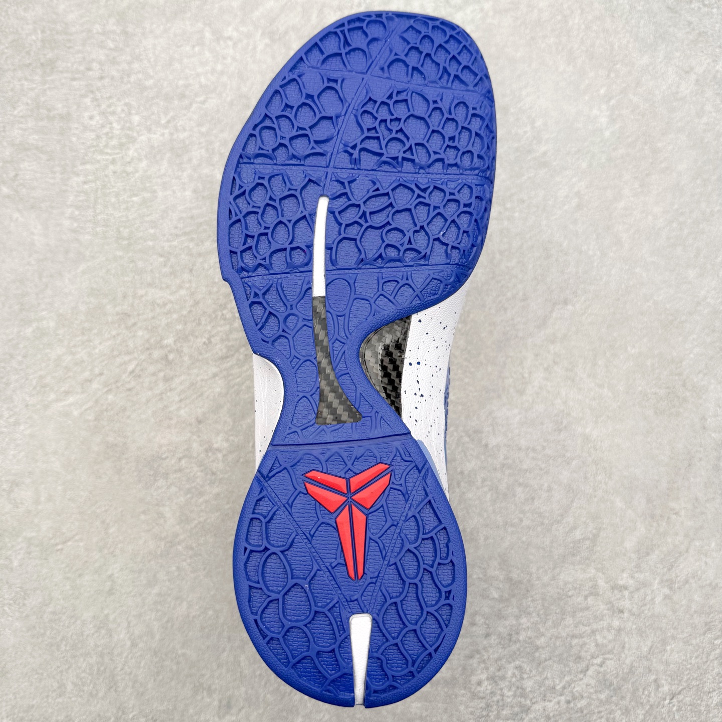 图片[9]-NK Zoom Kobe 6 Protro 科比六代实战篮球鞋 马年定制CYN配色 Eric Avar 这一次在设计中将轻盈发挥到了极致 鞋面采用了更加轻盈、更加强韧的创新的Flywire 2.0技术 球鞋重量更加轻质 重量仅为10.6盎司 内靴设计也使得穿着更加舒适 中底的配置则依日是可靠的zoom气垫和碳板的搭配 外底有个小细节令人十分喜欢 将纹路做成了心电图状 寓意科比对于篮球的喜爱 尺码：40 40.5 41 42 42.5 43 44 44.5 45 46-选品中心