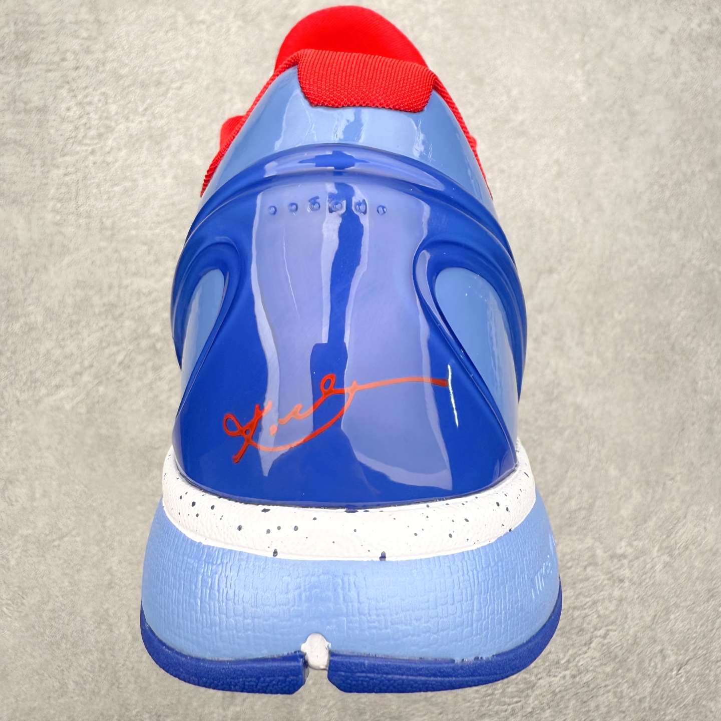 图片[8]-NK Zoom Kobe 6 Protro 科比六代实战篮球鞋 马年定制CYN配色 Eric Avar 这一次在设计中将轻盈发挥到了极致 鞋面采用了更加轻盈、更加强韧的创新的Flywire 2.0技术 球鞋重量更加轻质 重量仅为10.6盎司 内靴设计也使得穿着更加舒适 中底的配置则依日是可靠的zoom气垫和碳板的搭配 外底有个小细节令人十分喜欢 将纹路做成了心电图状 寓意科比对于篮球的喜爱 尺码：40 40.5 41 42 42.5 43 44 44.5 45 46-选品中心