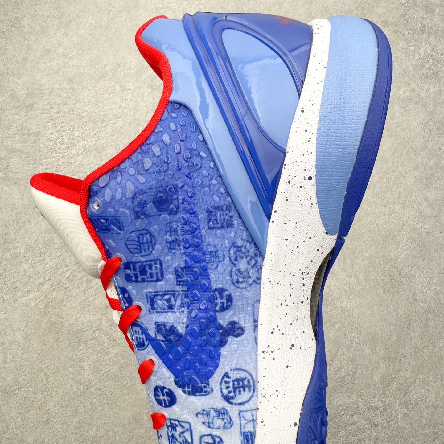 图片[7]-NK Zoom Kobe 6 Protro 科比六代实战篮球鞋 马年定制CYN配色 Eric Avar 这一次在设计中将轻盈发挥到了极致 鞋面采用了更加轻盈、更加强韧的创新的Flywire 2.0技术 球鞋重量更加轻质 重量仅为10.6盎司 内靴设计也使得穿着更加舒适 中底的配置则依日是可靠的zoom气垫和碳板的搭配 外底有个小细节令人十分喜欢 将纹路做成了心电图状 寓意科比对于篮球的喜爱 尺码：40 40.5 41 42 42.5 43 44 44.5 45 46-选品中心