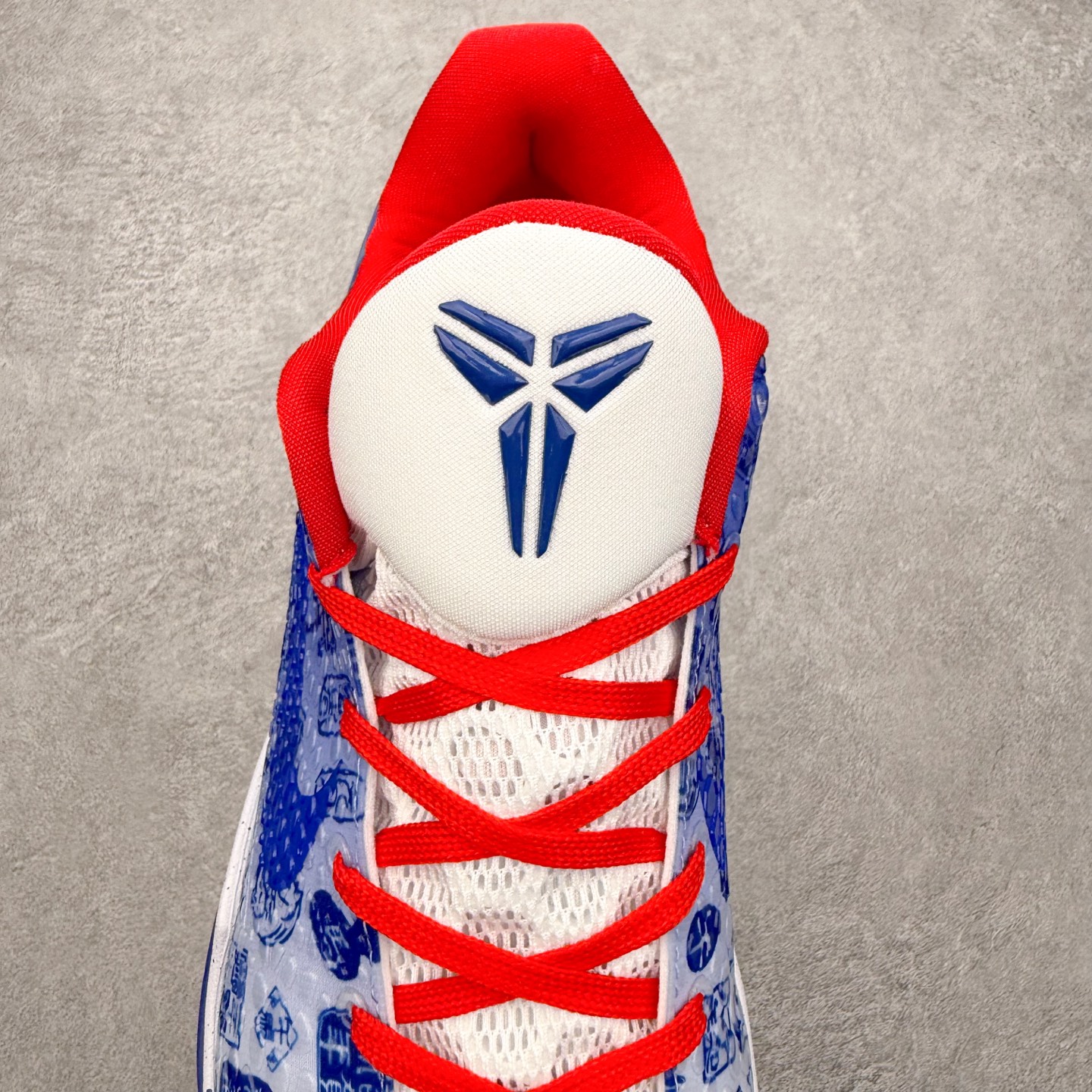 图片[5]-NK Zoom Kobe 6 Protro 科比六代实战篮球鞋 马年定制CYN配色 Eric Avar 这一次在设计中将轻盈发挥到了极致 鞋面采用了更加轻盈、更加强韧的创新的Flywire 2.0技术 球鞋重量更加轻质 重量仅为10.6盎司 内靴设计也使得穿着更加舒适 中底的配置则依日是可靠的zoom气垫和碳板的搭配 外底有个小细节令人十分喜欢 将纹路做成了心电图状 寓意科比对于篮球的喜爱 尺码：40 40.5 41 42 42.5 43 44 44.5 45 46-选品中心
