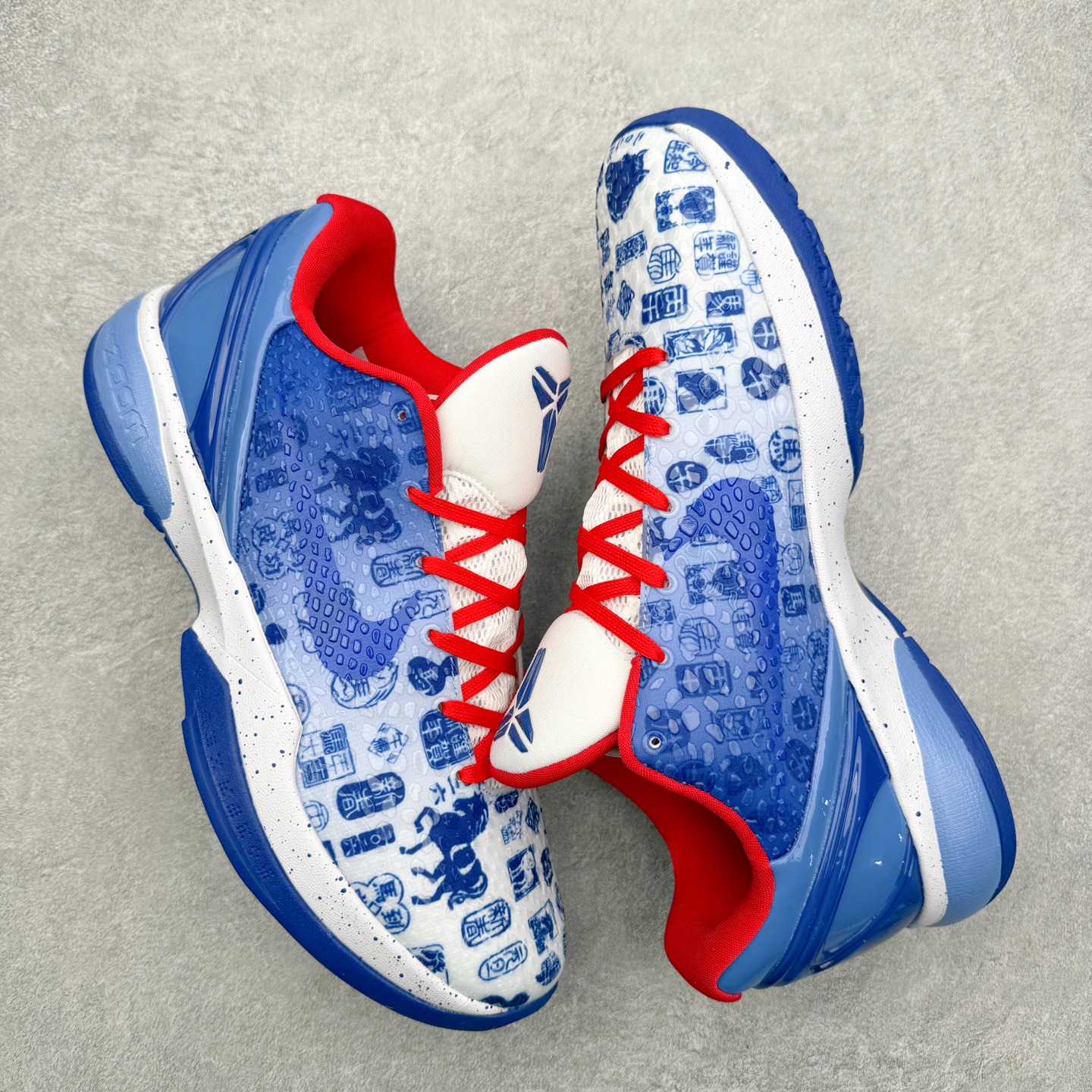 图片[3]-NK Zoom Kobe 6 Protro 科比六代实战篮球鞋 马年定制CYN配色 Eric Avar 这一次在设计中将轻盈发挥到了极致 鞋面采用了更加轻盈、更加强韧的创新的Flywire 2.0技术 球鞋重量更加轻质 重量仅为10.6盎司 内靴设计也使得穿着更加舒适 中底的配置则依日是可靠的zoom气垫和碳板的搭配 外底有个小细节令人十分喜欢 将纹路做成了心电图状 寓意科比对于篮球的喜爱 尺码：40 40.5 41 42 42.5 43 44 44.5 45 46-选品中心