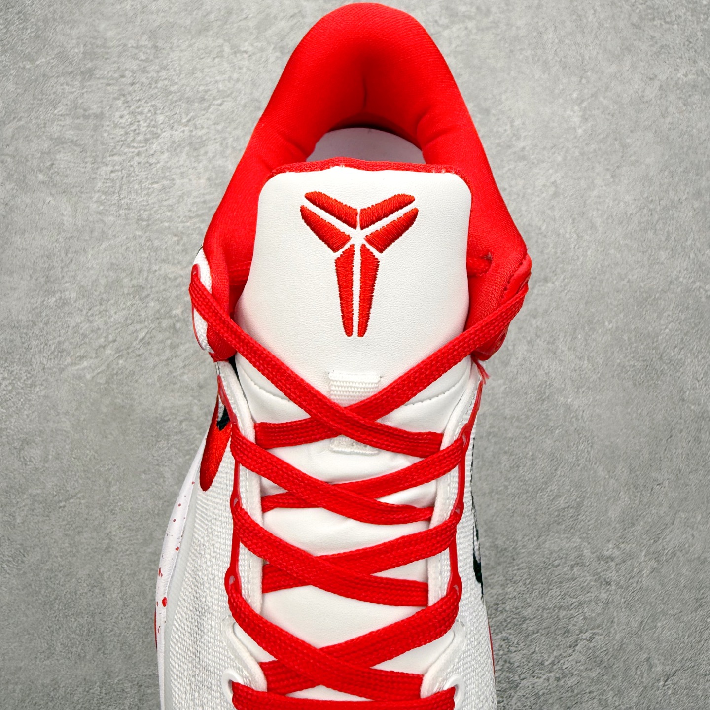 图片[5]-NK Zoom Kobe 8 Protro 科比八代实战篮球鞋 马年定制CYN配色 Eric Avar 这一次在设计中将轻盈发挥到了极致 鞋面采用了更加轻盈、更加强韧的创新的Flywire 2.0技术 球鞋重量更加轻质 重量仅为10.6盎司 内靴设计也使得穿着更加舒适 中底的配置则依日是可靠的zoom气垫和碳板的搭配 外底有个小细节令人十分喜欢 将纹路做成了心电图状 寓意科比对于篮球的喜爱 尺码：40 40.5 41 42 42.5 43 44 44.5 45 46-选品中心