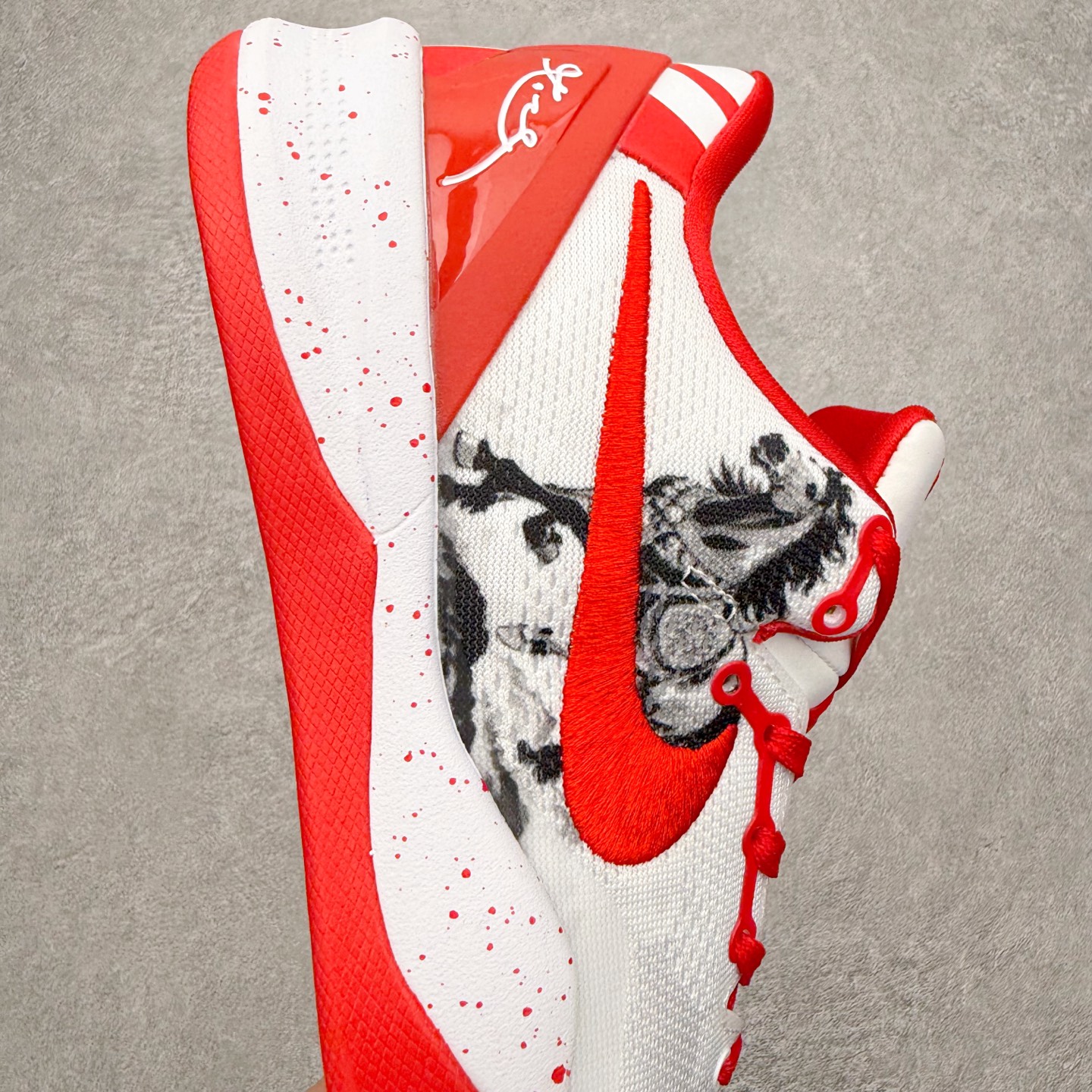图片[6]-NK Zoom Kobe 8 Protro 科比八代实战篮球鞋 马年定制CYN配色 Eric Avar 这一次在设计中将轻盈发挥到了极致 鞋面采用了更加轻盈、更加强韧的创新的Flywire 2.0技术 球鞋重量更加轻质 重量仅为10.6盎司 内靴设计也使得穿着更加舒适 中底的配置则依日是可靠的zoom气垫和碳板的搭配 外底有个小细节令人十分喜欢 将纹路做成了心电图状 寓意科比对于篮球的喜爱 尺码：40 40.5 41 42 42.5 43 44 44.5 45 46-选品中心