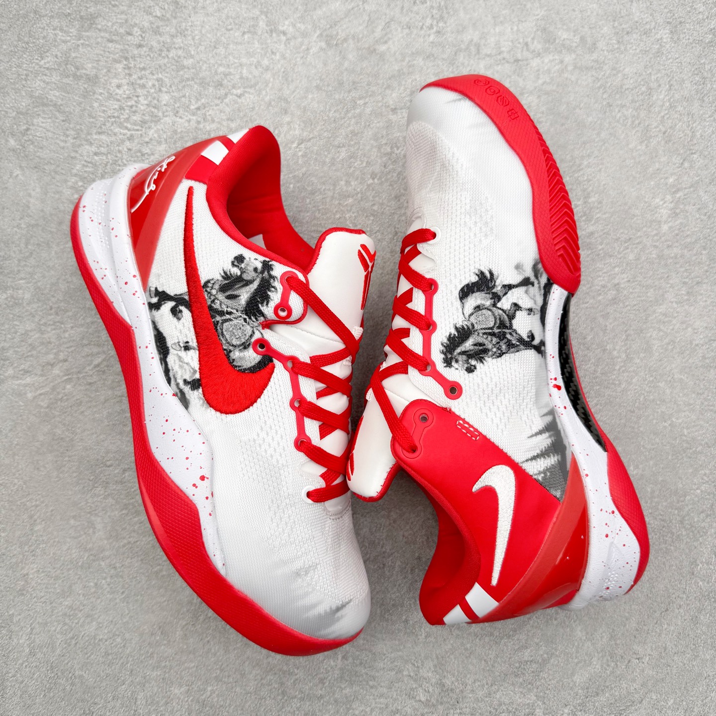 图片[3]-NK Zoom Kobe 8 Protro 科比八代实战篮球鞋 马年定制CYN配色 Eric Avar 这一次在设计中将轻盈发挥到了极致 鞋面采用了更加轻盈、更加强韧的创新的Flywire 2.0技术 球鞋重量更加轻质 重量仅为10.6盎司 内靴设计也使得穿着更加舒适 中底的配置则依日是可靠的zoom气垫和碳板的搭配 外底有个小细节令人十分喜欢 将纹路做成了心电图状 寓意科比对于篮球的喜爱 尺码：40 40.5 41 42 42.5 43 44 44.5 45 46-选品中心