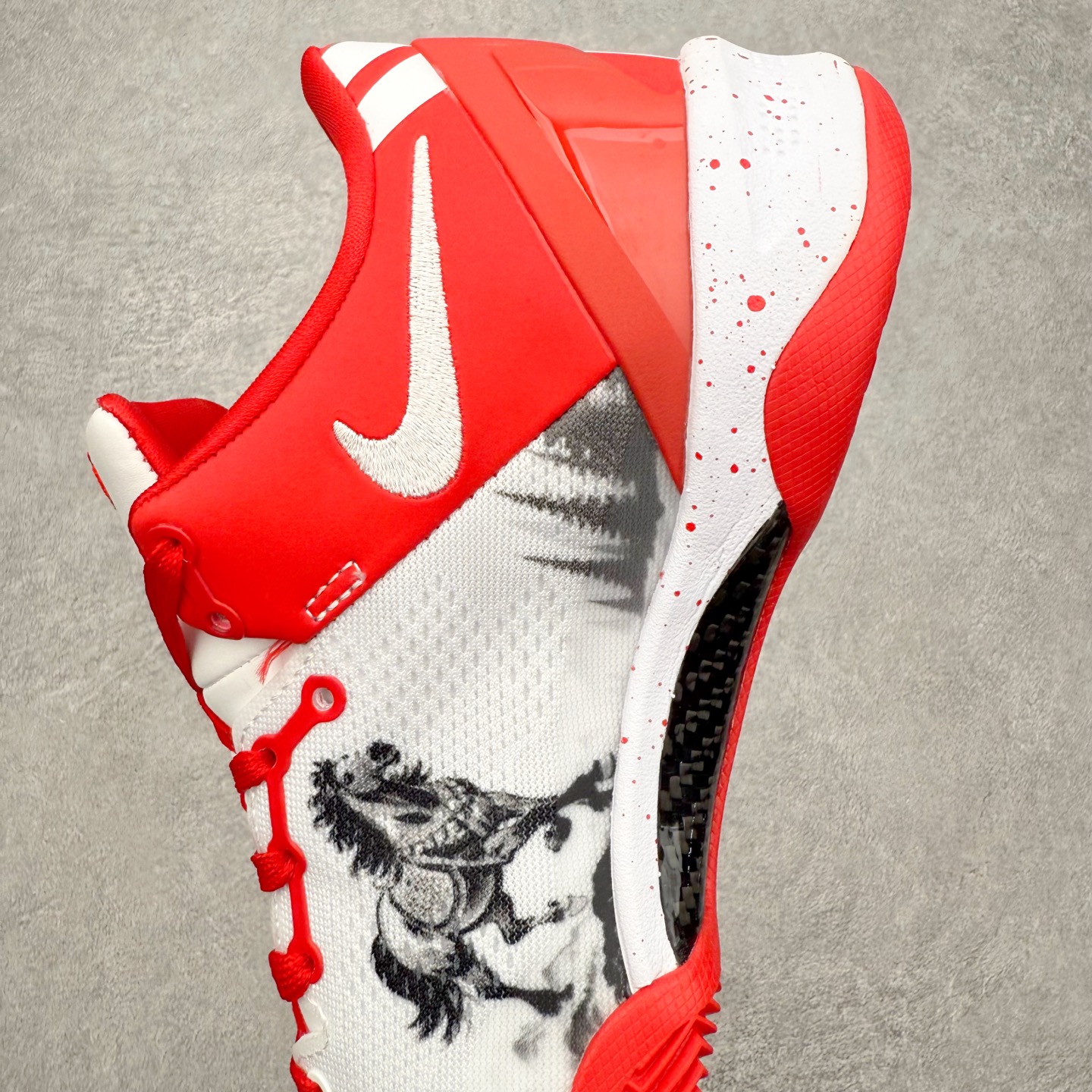 图片[7]-NK Zoom Kobe 8 Protro 科比八代实战篮球鞋 马年定制CYN配色 Eric Avar 这一次在设计中将轻盈发挥到了极致 鞋面采用了更加轻盈、更加强韧的创新的Flywire 2.0技术 球鞋重量更加轻质 重量仅为10.6盎司 内靴设计也使得穿着更加舒适 中底的配置则依日是可靠的zoom气垫和碳板的搭配 外底有个小细节令人十分喜欢 将纹路做成了心电图状 寓意科比对于篮球的喜爱 尺码：40 40.5 41 42 42.5 43 44 44.5 45 46-选品中心