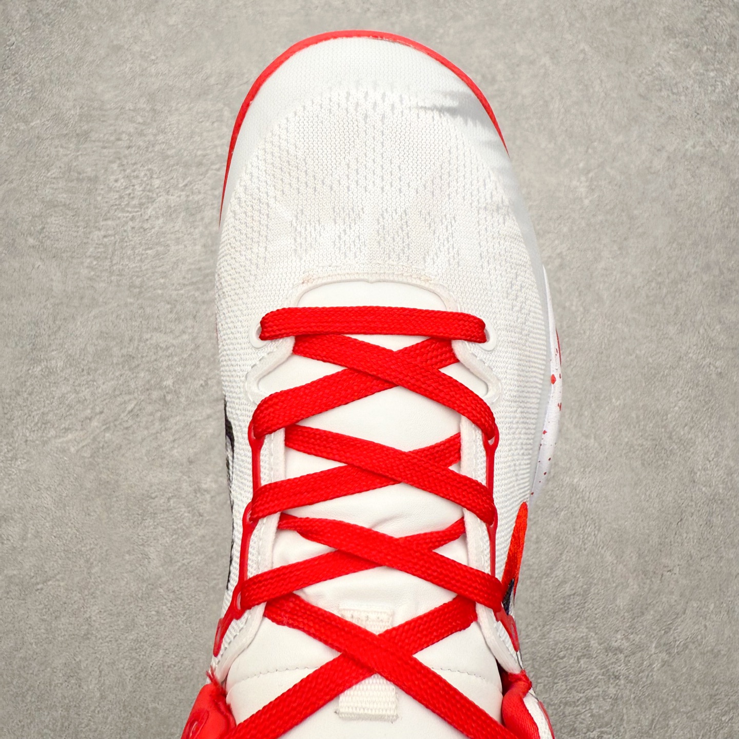 图片[4]-NK Zoom Kobe 8 Protro 科比八代实战篮球鞋 马年定制CYN配色 Eric Avar 这一次在设计中将轻盈发挥到了极致 鞋面采用了更加轻盈、更加强韧的创新的Flywire 2.0技术 球鞋重量更加轻质 重量仅为10.6盎司 内靴设计也使得穿着更加舒适 中底的配置则依日是可靠的zoom气垫和碳板的搭配 外底有个小细节令人十分喜欢 将纹路做成了心电图状 寓意科比对于篮球的喜爱 尺码：40 40.5 41 42 42.5 43 44 44.5 45 46-选品中心