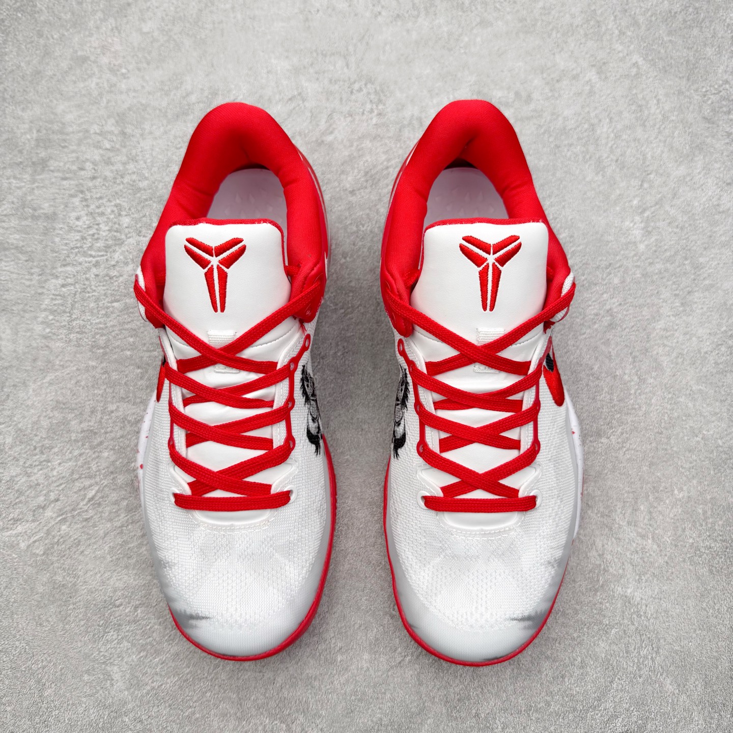 图片[2]-NK Zoom Kobe 8 Protro 科比八代实战篮球鞋 马年定制CYN配色 Eric Avar 这一次在设计中将轻盈发挥到了极致 鞋面采用了更加轻盈、更加强韧的创新的Flywire 2.0技术 球鞋重量更加轻质 重量仅为10.6盎司 内靴设计也使得穿着更加舒适 中底的配置则依日是可靠的zoom气垫和碳板的搭配 外底有个小细节令人十分喜欢 将纹路做成了心电图状 寓意科比对于篮球的喜爱 尺码：40 40.5 41 42 42.5 43 44 44.5 45 46-选品中心