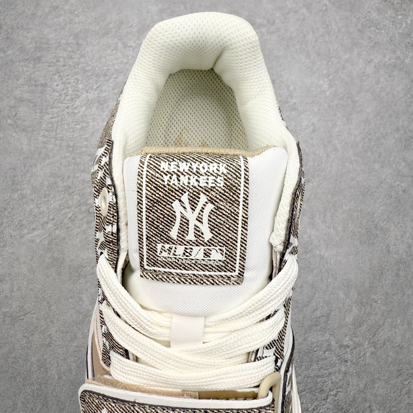 图片[5]-MLB Chunky Liner Basic 复古印花学长鞋系列低帮轻量增高厚底百搭休闲运动慢跑鞋板鞋 Korea韩国联名NY美国榄球纽约洋基队限定 韩国代购专供 全套原楦原纸板原厂数据开发 正确中底拉帮中底网布细节 平台代购专供 左脚内置芯片 韩国代购吊牌标贴 独家一比一RB+MD组合大底 高频后跟小人Logo精准对位立体饱满 正确网布加超迁鞋面 转印中底走线紧密 转印Logo工艺表层防刮不掉色 尺码：35 36 36.5 37.5 38 38.5 39 40 40.5 41 42 42.5 43 44 45-选品中心