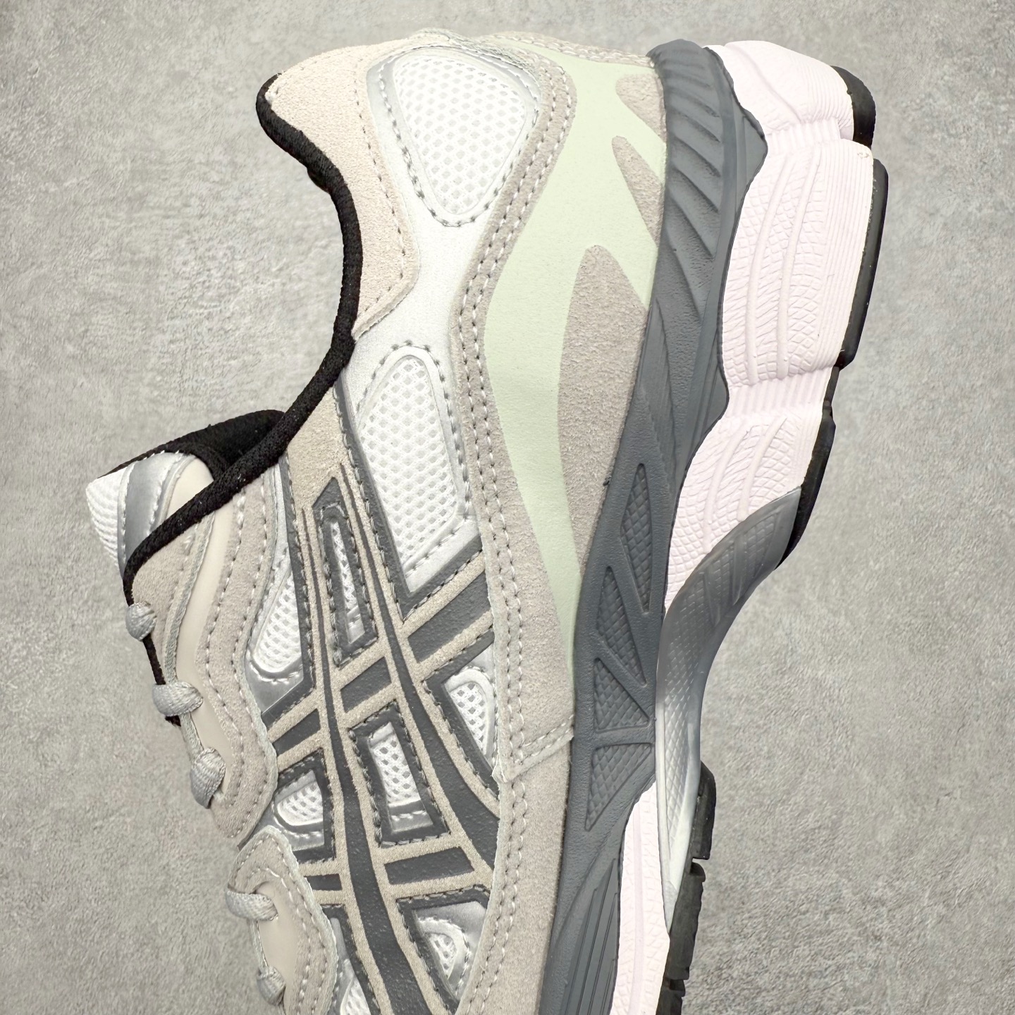 图片[7]-Asics GEL-NYC 亚瑟士防滑耐磨透气低帮运动休闲鞋 GEL-NYC™ 运动鞋的灵感源自传统和现代高性能跑步风格 其鞋面结构参考了 2000 年代初的 GEL-NIMBUS™ 3 鞋 并将其与 MC-PLUS V 设计中的各种装饰融为一体 该工装通过使用 GEL-CUMULUS® 16 鞋的工装系统来对比鞋面的复古风格 通过轻质泡沫和 GEL® 技术嵌入物的结合 这种中底结构有助于创造先进的脚底舒适度 尺码：36 37 37.5 38 39 40.5 41.5 42 42.5 43.5 44 45-选品中心