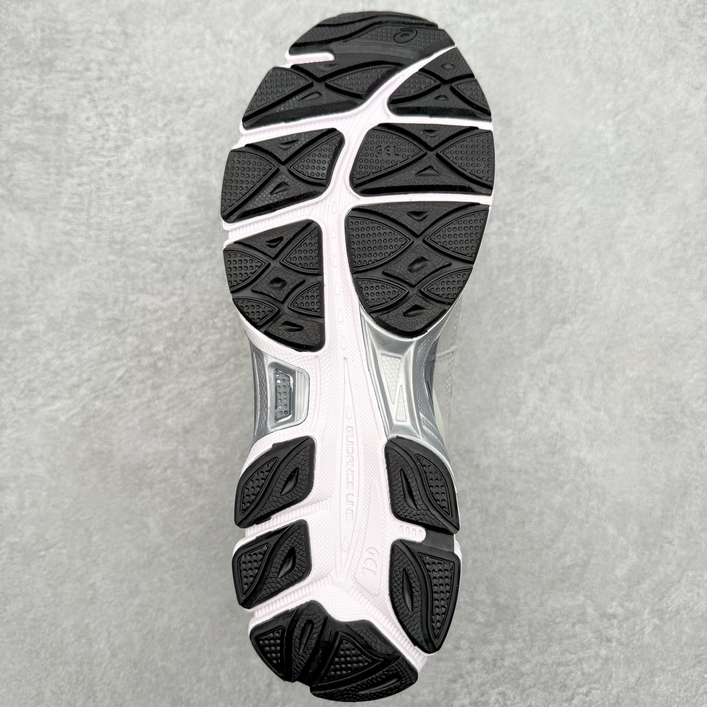 图片[9]-Asics GEL-NYC 亚瑟士防滑耐磨透气低帮运动休闲鞋 GEL-NYC™ 运动鞋的灵感源自传统和现代高性能跑步风格 其鞋面结构参考了 2000 年代初的 GEL-NIMBUS™ 3 鞋 并将其与 MC-PLUS V 设计中的各种装饰融为一体 该工装通过使用 GEL-CUMULUS® 16 鞋的工装系统来对比鞋面的复古风格 通过轻质泡沫和 GEL® 技术嵌入物的结合 这种中底结构有助于创造先进的脚底舒适度 尺码：36 37 37.5 38 39 40.5 41.5 42 42.5 43.5 44 45-选品中心