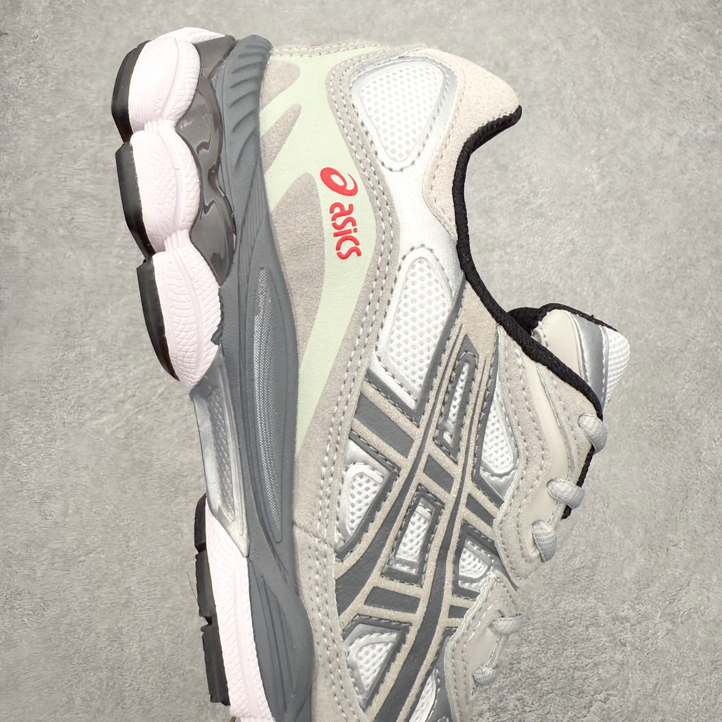 图片[6]-Asics GEL-NYC 亚瑟士防滑耐磨透气低帮运动休闲鞋 GEL-NYC™ 运动鞋的灵感源自传统和现代高性能跑步风格 其鞋面结构参考了 2000 年代初的 GEL-NIMBUS™ 3 鞋 并将其与 MC-PLUS V 设计中的各种装饰融为一体 该工装通过使用 GEL-CUMULUS® 16 鞋的工装系统来对比鞋面的复古风格 通过轻质泡沫和 GEL® 技术嵌入物的结合 这种中底结构有助于创造先进的脚底舒适度 尺码：36 37 37.5 38 39 40.5 41.5 42 42.5 43.5 44 45-选品中心