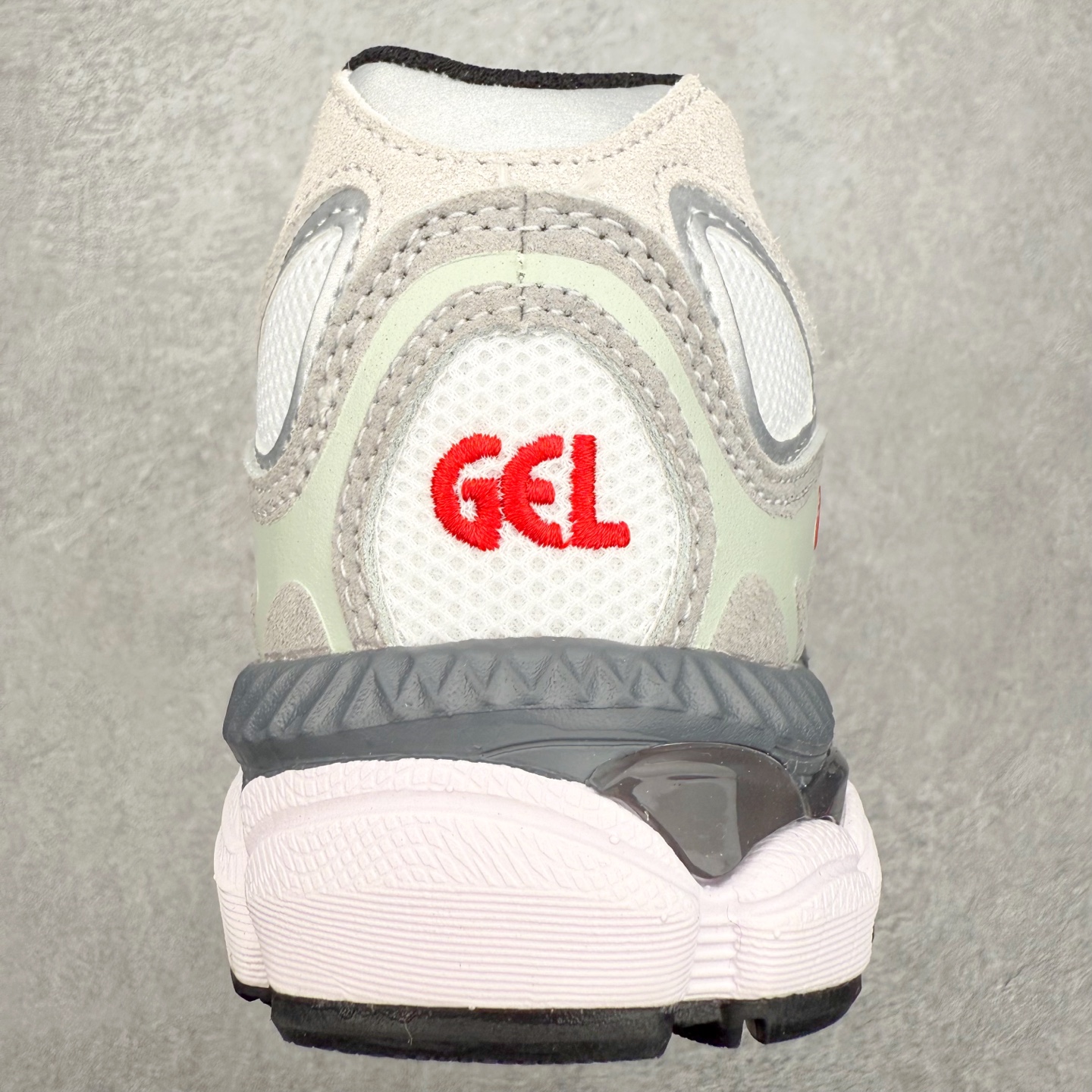 图片[8]-Asics GEL-NYC 亚瑟士防滑耐磨透气低帮运动休闲鞋 GEL-NYC™ 运动鞋的灵感源自传统和现代高性能跑步风格 其鞋面结构参考了 2000 年代初的 GEL-NIMBUS™ 3 鞋 并将其与 MC-PLUS V 设计中的各种装饰融为一体 该工装通过使用 GEL-CUMULUS® 16 鞋的工装系统来对比鞋面的复古风格 通过轻质泡沫和 GEL® 技术嵌入物的结合 这种中底结构有助于创造先进的脚底舒适度 尺码：36 37 37.5 38 39 40.5 41.5 42 42.5 43.5 44 45-选品中心