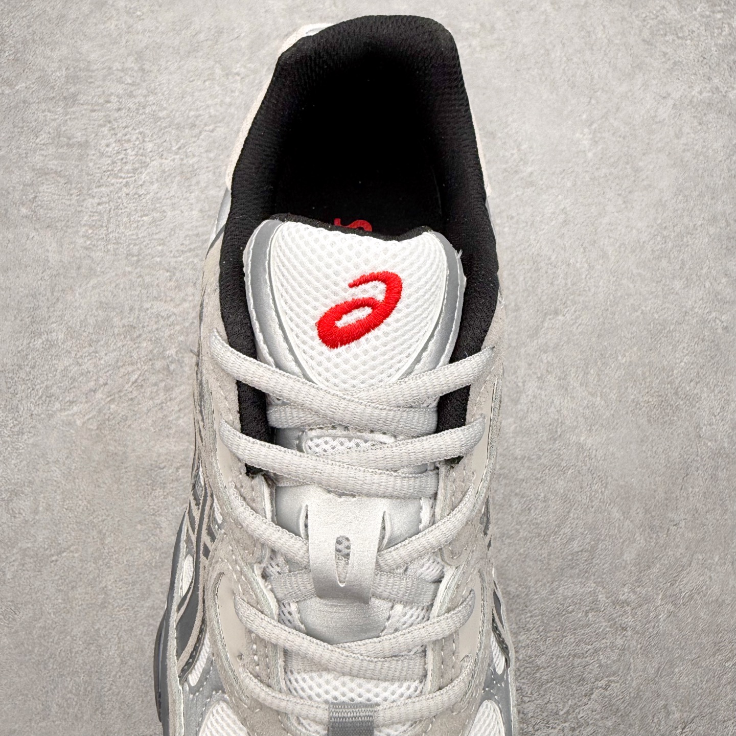 图片[5]-Asics GEL-NYC 亚瑟士防滑耐磨透气低帮运动休闲鞋 GEL-NYC™ 运动鞋的灵感源自传统和现代高性能跑步风格 其鞋面结构参考了 2000 年代初的 GEL-NIMBUS™ 3 鞋 并将其与 MC-PLUS V 设计中的各种装饰融为一体 该工装通过使用 GEL-CUMULUS® 16 鞋的工装系统来对比鞋面的复古风格 通过轻质泡沫和 GEL® 技术嵌入物的结合 这种中底结构有助于创造先进的脚底舒适度 尺码：36 37 37.5 38 39 40.5 41.5 42 42.5 43.5 44 45-选品中心