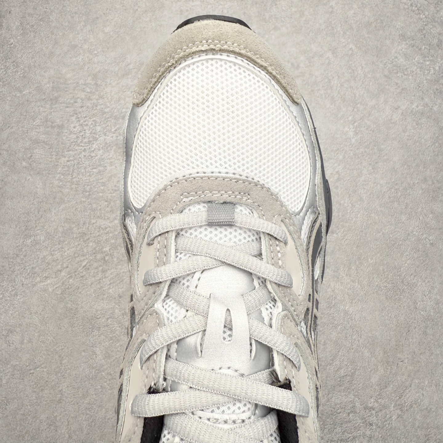 图片[4]-Asics GEL-NYC 亚瑟士防滑耐磨透气低帮运动休闲鞋 GEL-NYC™ 运动鞋的灵感源自传统和现代高性能跑步风格 其鞋面结构参考了 2000 年代初的 GEL-NIMBUS™ 3 鞋 并将其与 MC-PLUS V 设计中的各种装饰融为一体 该工装通过使用 GEL-CUMULUS® 16 鞋的工装系统来对比鞋面的复古风格 通过轻质泡沫和 GEL® 技术嵌入物的结合 这种中底结构有助于创造先进的脚底舒适度 尺码：36 37 37.5 38 39 40.5 41.5 42 42.5 43.5 44 45-选品中心