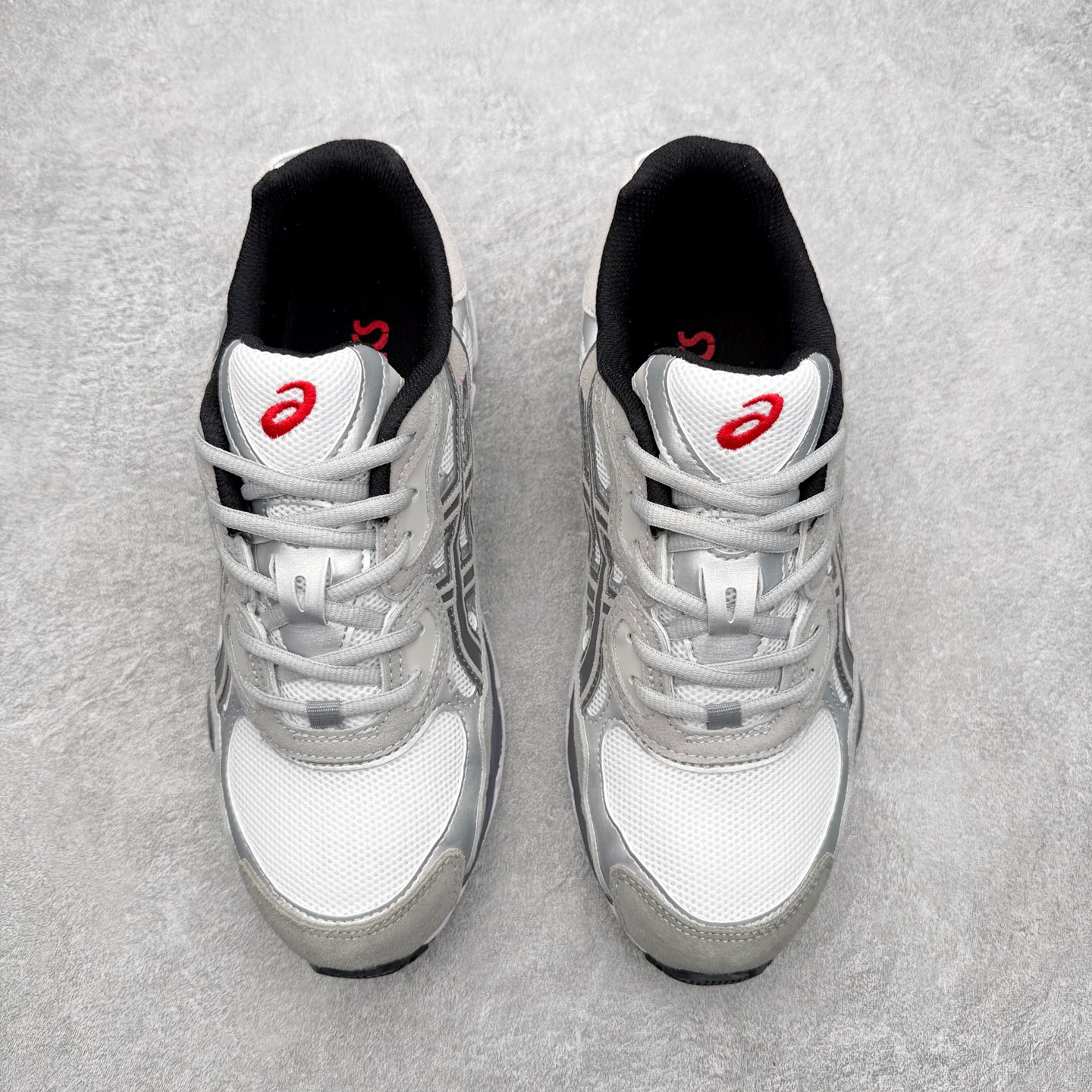 图片[2]-Asics GEL-NYC 亚瑟士防滑耐磨透气低帮运动休闲鞋 GEL-NYC™ 运动鞋的灵感源自传统和现代高性能跑步风格 其鞋面结构参考了 2000 年代初的 GEL-NIMBUS™ 3 鞋 并将其与 MC-PLUS V 设计中的各种装饰融为一体 该工装通过使用 GEL-CUMULUS® 16 鞋的工装系统来对比鞋面的复古风格 通过轻质泡沫和 GEL® 技术嵌入物的结合 这种中底结构有助于创造先进的脚底舒适度 尺码：36 37 37.5 38 39 40.5 41.5 42 42.5 43.5 44 45-选品中心