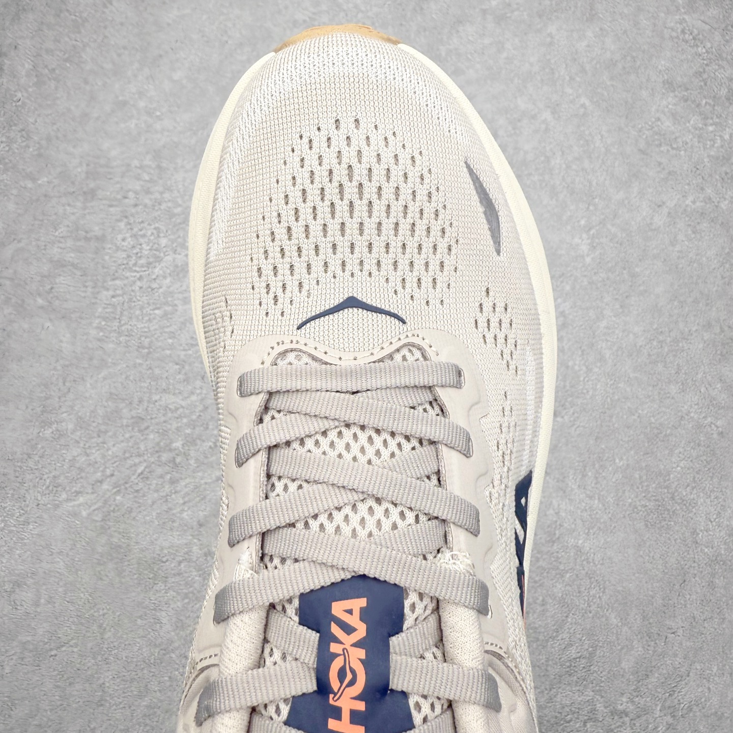图片[4]-HOKA ONE ONE Bondi 9 WIDE 邦迪九代舒适防滑耐磨低帮休闲跑步鞋 HOKA ONE ONE是来自美国的跑步鞋知名品牌，创立于2009年，始终致力于为所有跑者提供更新、更好的跑步装备。相比常规跑鞋，HOKA ONE ONE特别研发使用性能独特的几何形跑鞋中底，此种鞋底更厚、更高、回弹性也更好，除了卓越的缓冲性能，它还能內各种阶段的跑者带来更具动感、更加稳定的跑步体验。HOKAONE ONE从设计之初就清楚意识到，要保证跑者步幅的均匀一致，双脚自然而然的运动至关重要。尺码：36 36.5 37.5 38 38.5 39 40 40.5 41 42 42.5 43 44 44.5 45-选品中心