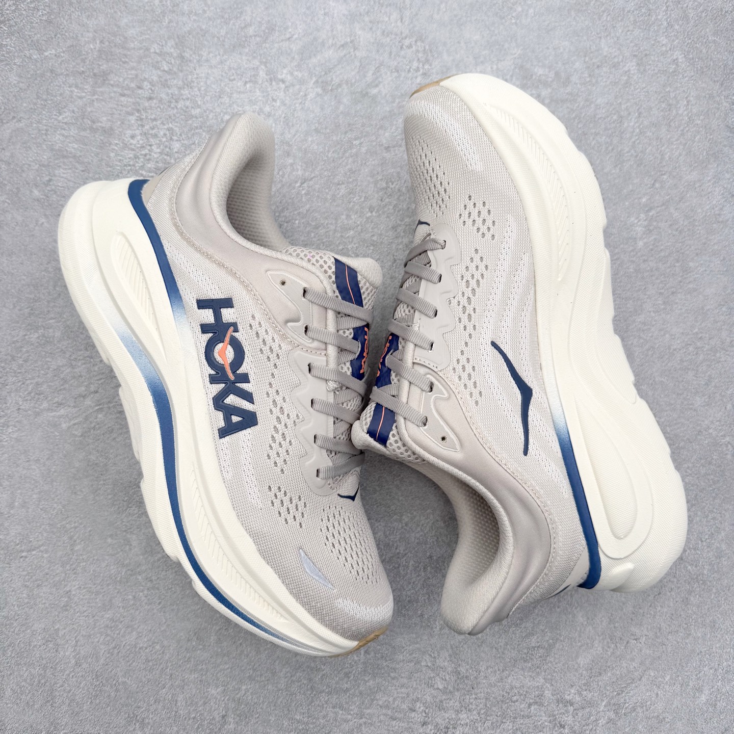 图片[3]-HOKA ONE ONE Bondi 9 WIDE 邦迪九代舒适防滑耐磨低帮休闲跑步鞋 HOKA ONE ONE是来自美国的跑步鞋知名品牌，创立于2009年，始终致力于为所有跑者提供更新、更好的跑步装备。相比常规跑鞋，HOKA ONE ONE特别研发使用性能独特的几何形跑鞋中底，此种鞋底更厚、更高、回弹性也更好，除了卓越的缓冲性能，它还能內各种阶段的跑者带来更具动感、更加稳定的跑步体验。HOKAONE ONE从设计之初就清楚意识到，要保证跑者步幅的均匀一致，双脚自然而然的运动至关重要。尺码：36 36.5 37.5 38 38.5 39 40 40.5 41 42 42.5 43 44 44.5 45-选品中心