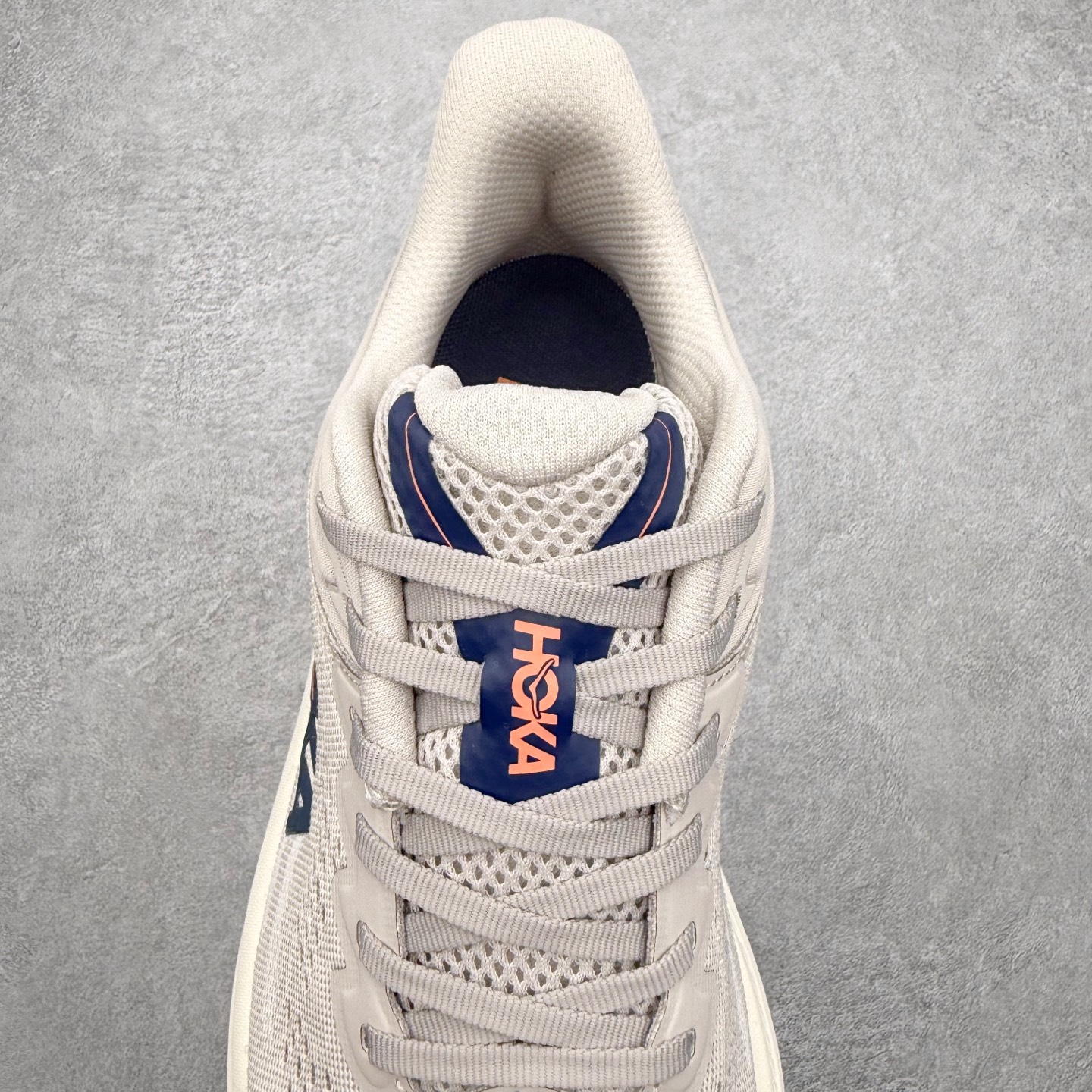 图片[5]-HOKA ONE ONE Bondi 9 WIDE 邦迪九代舒适防滑耐磨低帮休闲跑步鞋 HOKA ONE ONE是来自美国的跑步鞋知名品牌，创立于2009年，始终致力于为所有跑者提供更新、更好的跑步装备。相比常规跑鞋，HOKA ONE ONE特别研发使用性能独特的几何形跑鞋中底，此种鞋底更厚、更高、回弹性也更好，除了卓越的缓冲性能，它还能內各种阶段的跑者带来更具动感、更加稳定的跑步体验。HOKAONE ONE从设计之初就清楚意识到，要保证跑者步幅的均匀一致，双脚自然而然的运动至关重要。尺码：36 36.5 37.5 38 38.5 39 40 40.5 41 42 42.5 43 44 44.5 45-选品中心