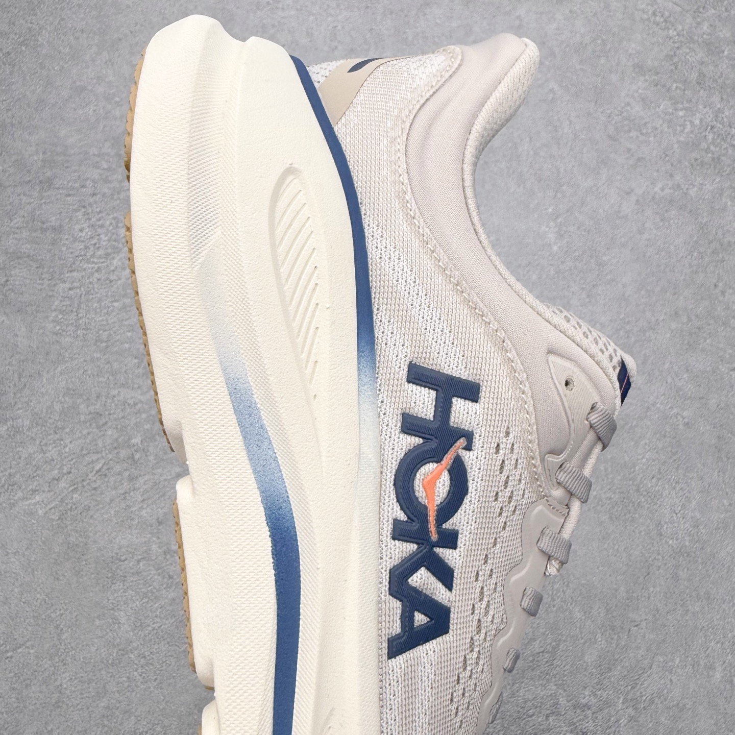 图片[6]-HOKA ONE ONE Bondi 9 WIDE 邦迪九代舒适防滑耐磨低帮休闲跑步鞋 HOKA ONE ONE是来自美国的跑步鞋知名品牌，创立于2009年，始终致力于为所有跑者提供更新、更好的跑步装备。相比常规跑鞋，HOKA ONE ONE特别研发使用性能独特的几何形跑鞋中底，此种鞋底更厚、更高、回弹性也更好，除了卓越的缓冲性能，它还能內各种阶段的跑者带来更具动感、更加稳定的跑步体验。HOKAONE ONE从设计之初就清楚意识到，要保证跑者步幅的均匀一致，双脚自然而然的运动至关重要。尺码：36 36.5 37.5 38 38.5 39 40 40.5 41 42 42.5 43 44 44.5 45-选品中心