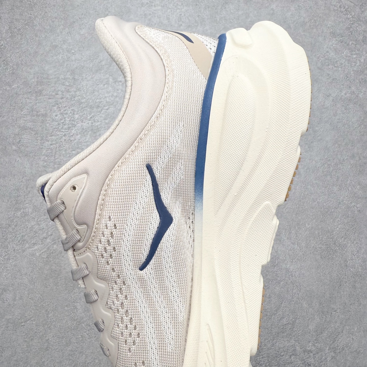 图片[7]-HOKA ONE ONE Bondi 9 WIDE 邦迪九代舒适防滑耐磨低帮休闲跑步鞋 HOKA ONE ONE是来自美国的跑步鞋知名品牌，创立于2009年，始终致力于为所有跑者提供更新、更好的跑步装备。相比常规跑鞋，HOKA ONE ONE特别研发使用性能独特的几何形跑鞋中底，此种鞋底更厚、更高、回弹性也更好，除了卓越的缓冲性能，它还能內各种阶段的跑者带来更具动感、更加稳定的跑步体验。HOKAONE ONE从设计之初就清楚意识到，要保证跑者步幅的均匀一致，双脚自然而然的运动至关重要。尺码：36 36.5 37.5 38 38.5 39 40 40.5 41 42 42.5 43 44 44.5 45-选品中心