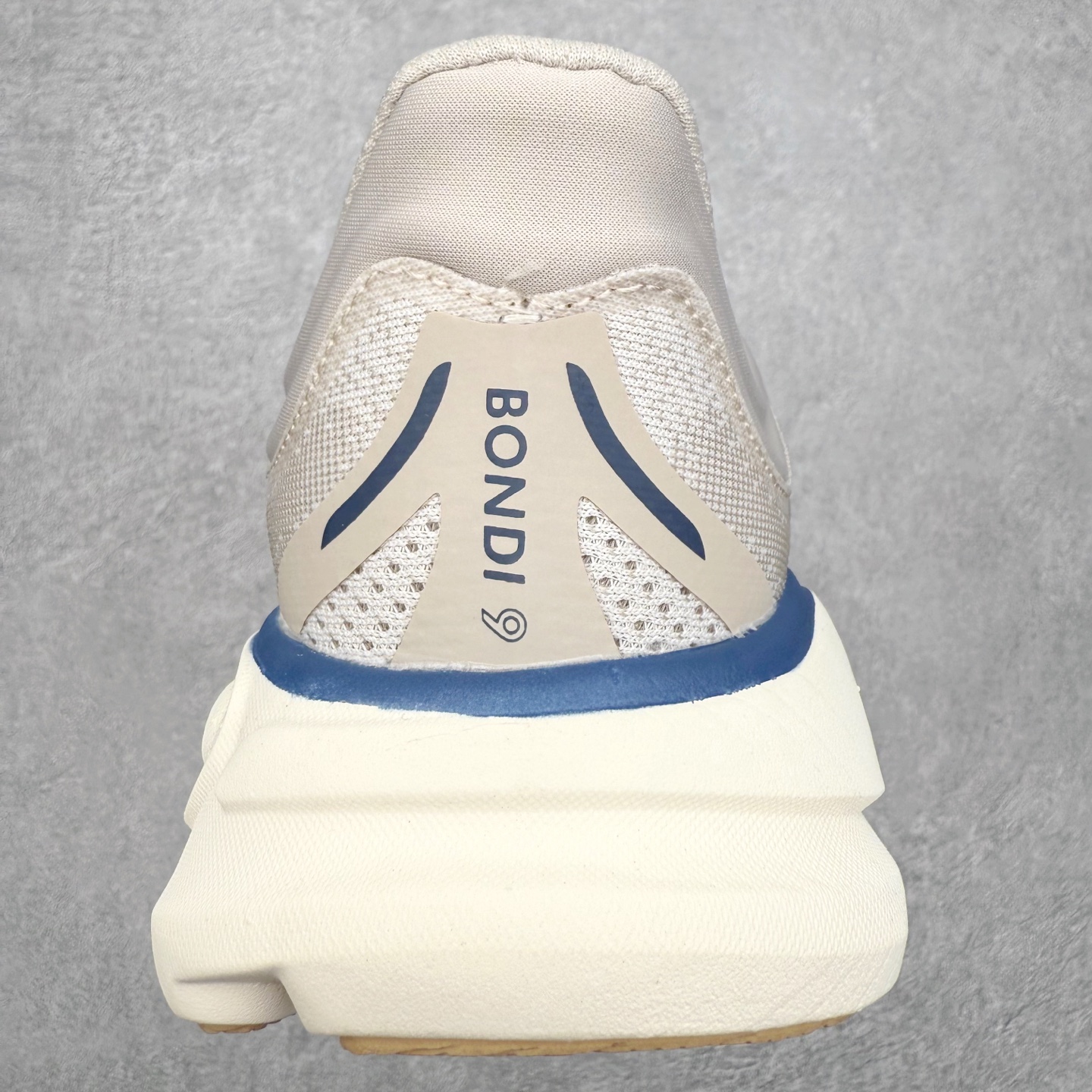 图片[8]-HOKA ONE ONE Bondi 9 WIDE 邦迪九代舒适防滑耐磨低帮休闲跑步鞋 HOKA ONE ONE是来自美国的跑步鞋知名品牌，创立于2009年，始终致力于为所有跑者提供更新、更好的跑步装备。相比常规跑鞋，HOKA ONE ONE特别研发使用性能独特的几何形跑鞋中底，此种鞋底更厚、更高、回弹性也更好，除了卓越的缓冲性能，它还能內各种阶段的跑者带来更具动感、更加稳定的跑步体验。HOKAONE ONE从设计之初就清楚意识到，要保证跑者步幅的均匀一致，双脚自然而然的运动至关重要。尺码：36 36.5 37.5 38 38.5 39 40 40.5 41 42 42.5 43 44 44.5 45-选品中心