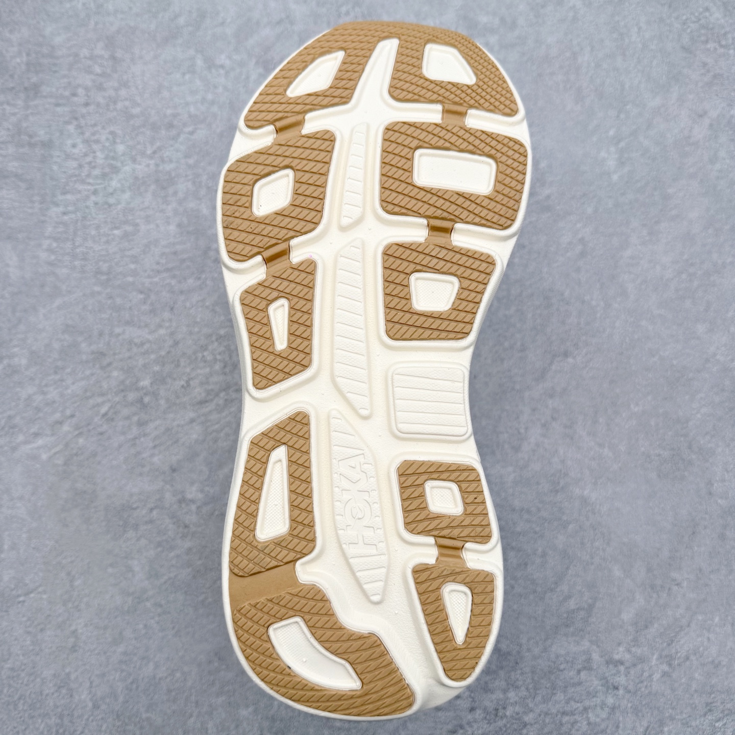 图片[9]-HOKA ONE ONE Bondi 9 WIDE 邦迪九代舒适防滑耐磨低帮休闲跑步鞋 HOKA ONE ONE是来自美国的跑步鞋知名品牌，创立于2009年，始终致力于为所有跑者提供更新、更好的跑步装备。相比常规跑鞋，HOKA ONE ONE特别研发使用性能独特的几何形跑鞋中底，此种鞋底更厚、更高、回弹性也更好，除了卓越的缓冲性能，它还能內各种阶段的跑者带来更具动感、更加稳定的跑步体验。HOKAONE ONE从设计之初就清楚意识到，要保证跑者步幅的均匀一致，双脚自然而然的运动至关重要。尺码：36 36.5 37.5 38 38.5 39 40 40.5 41 42 42.5 43 44 44.5 45-选品中心