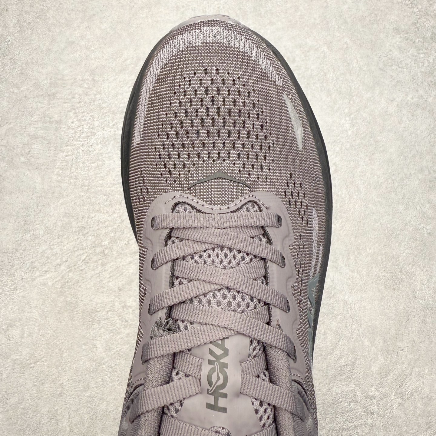 图片[4]-HOKA ONE ONE Bondi 9 WIDE 邦迪九代舒适防滑耐磨低帮休闲跑步鞋 HOKA ONE ONE是来自美国的跑步鞋知名品牌，创立于2009年，始终致力于为所有跑者提供更新、更好的跑步装备。相比常规跑鞋，HOKA ONE ONE特别研发使用性能独特的几何形跑鞋中底，此种鞋底更厚、更高、回弹性也更好，除了卓越的缓冲性能，它还能內各种阶段的跑者带来更具动感、更加稳定的跑步体验。HOKAONE ONE从设计之初就清楚意识到，要保证跑者步幅的均匀一致，双脚自然而然的运动至关重要。尺码：36 36.5 37.5 38 38.5 39 40 40.5 41 42 42.5 43 44 44.5 45-选品中心