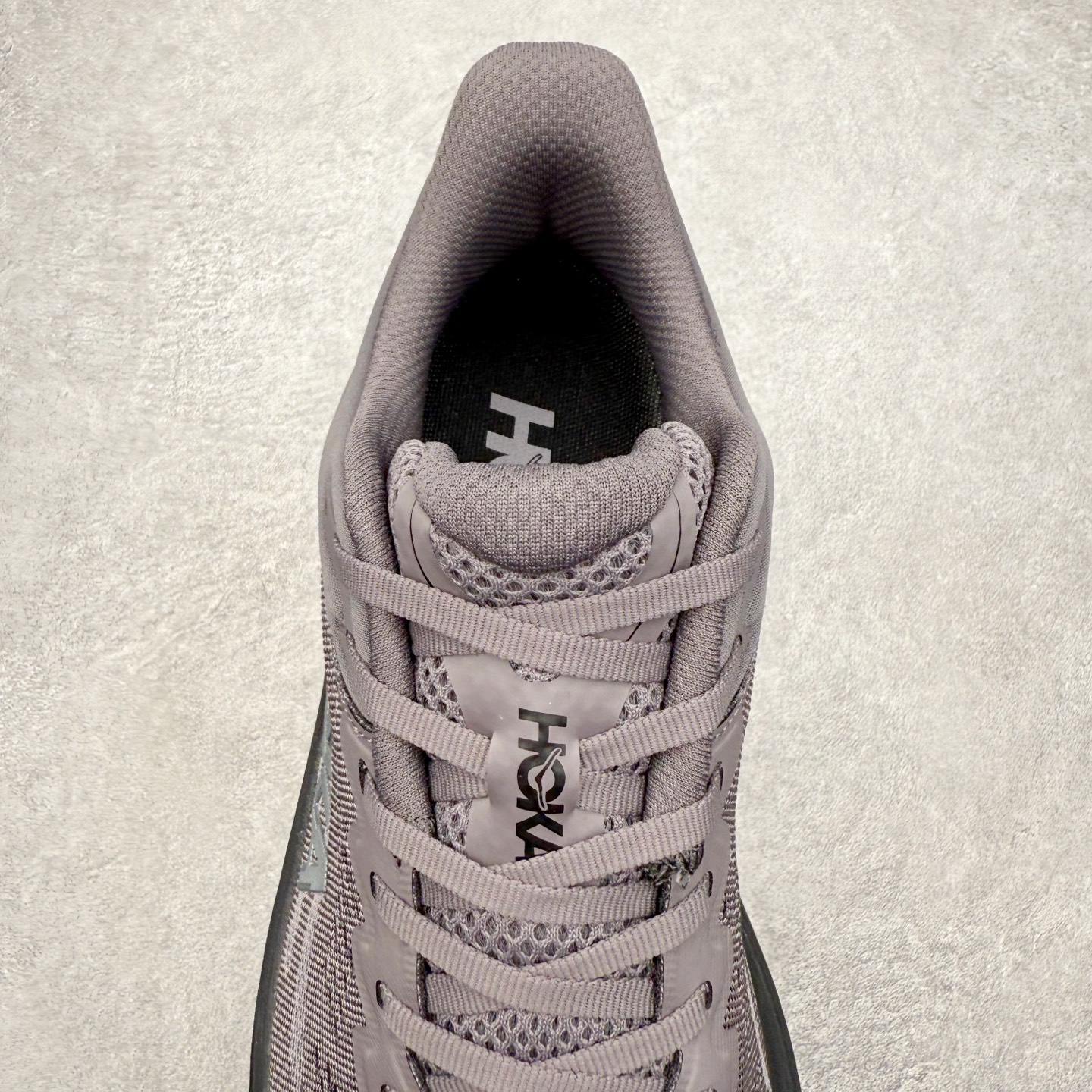 图片[5]-HOKA ONE ONE Bondi 9 WIDE 邦迪九代舒适防滑耐磨低帮休闲跑步鞋 HOKA ONE ONE是来自美国的跑步鞋知名品牌，创立于2009年，始终致力于为所有跑者提供更新、更好的跑步装备。相比常规跑鞋，HOKA ONE ONE特别研发使用性能独特的几何形跑鞋中底，此种鞋底更厚、更高、回弹性也更好，除了卓越的缓冲性能，它还能內各种阶段的跑者带来更具动感、更加稳定的跑步体验。HOKAONE ONE从设计之初就清楚意识到，要保证跑者步幅的均匀一致，双脚自然而然的运动至关重要。尺码：36 36.5 37.5 38 38.5 39 40 40.5 41 42 42.5 43 44 44.5 45-选品中心