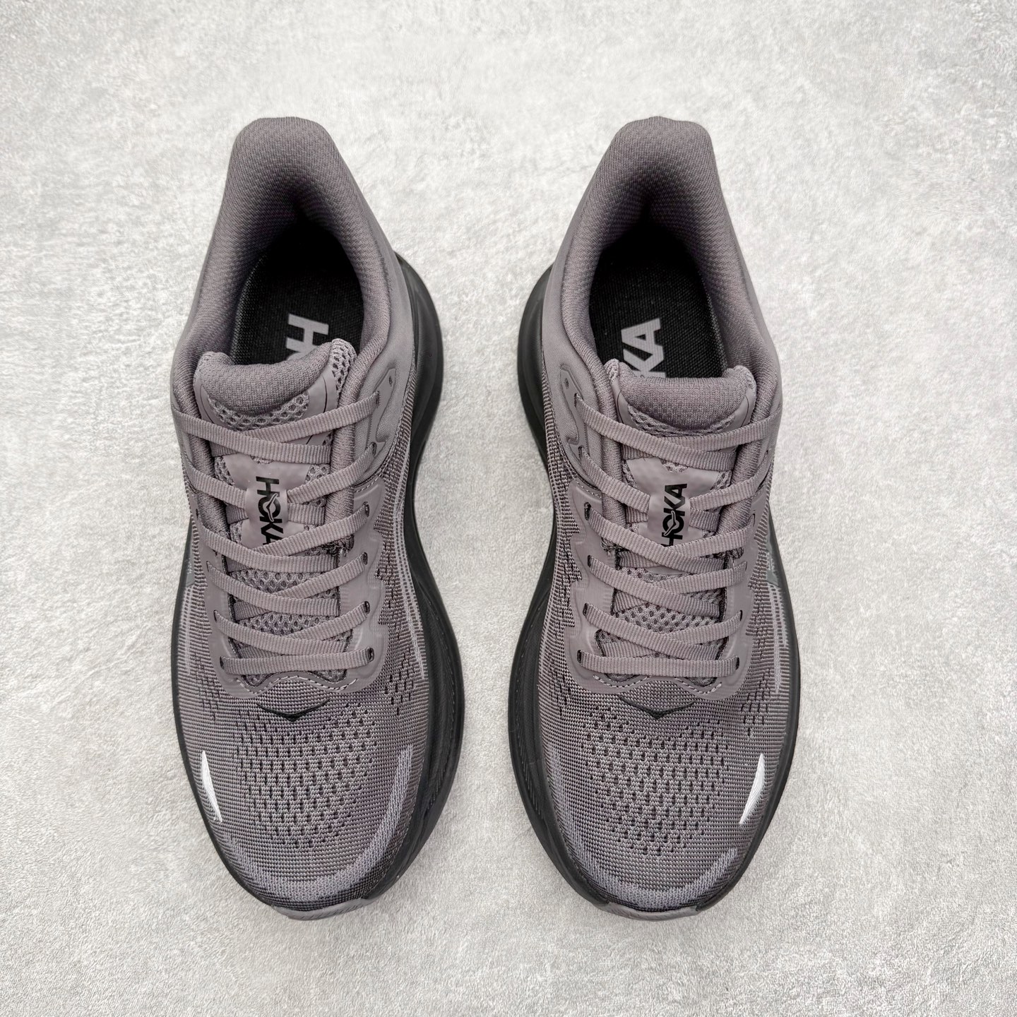 图片[2]-HOKA ONE ONE Bondi 9 WIDE 邦迪九代舒适防滑耐磨低帮休闲跑步鞋 HOKA ONE ONE是来自美国的跑步鞋知名品牌，创立于2009年，始终致力于为所有跑者提供更新、更好的跑步装备。相比常规跑鞋，HOKA ONE ONE特别研发使用性能独特的几何形跑鞋中底，此种鞋底更厚、更高、回弹性也更好，除了卓越的缓冲性能，它还能內各种阶段的跑者带来更具动感、更加稳定的跑步体验。HOKAONE ONE从设计之初就清楚意识到，要保证跑者步幅的均匀一致，双脚自然而然的运动至关重要。尺码：36 36.5 37.5 38 38.5 39 40 40.5 41 42 42.5 43 44 44.5 45-选品中心