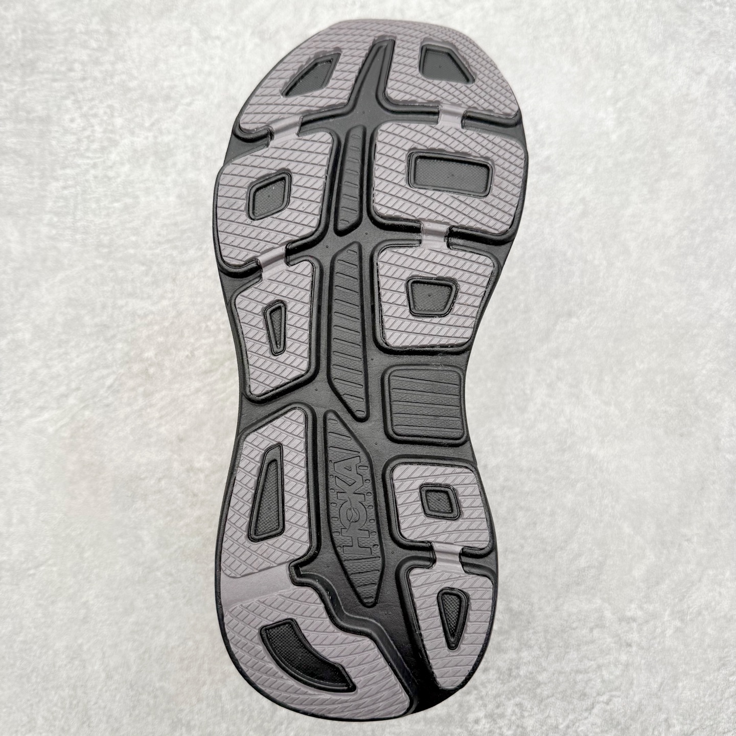 图片[9]-HOKA ONE ONE Bondi 9 WIDE 邦迪九代舒适防滑耐磨低帮休闲跑步鞋 HOKA ONE ONE是来自美国的跑步鞋知名品牌，创立于2009年，始终致力于为所有跑者提供更新、更好的跑步装备。相比常规跑鞋，HOKA ONE ONE特别研发使用性能独特的几何形跑鞋中底，此种鞋底更厚、更高、回弹性也更好，除了卓越的缓冲性能，它还能內各种阶段的跑者带来更具动感、更加稳定的跑步体验。HOKAONE ONE从设计之初就清楚意识到，要保证跑者步幅的均匀一致，双脚自然而然的运动至关重要。尺码：36 36.5 37.5 38 38.5 39 40 40.5 41 42 42.5 43 44 44.5 45-选品中心
