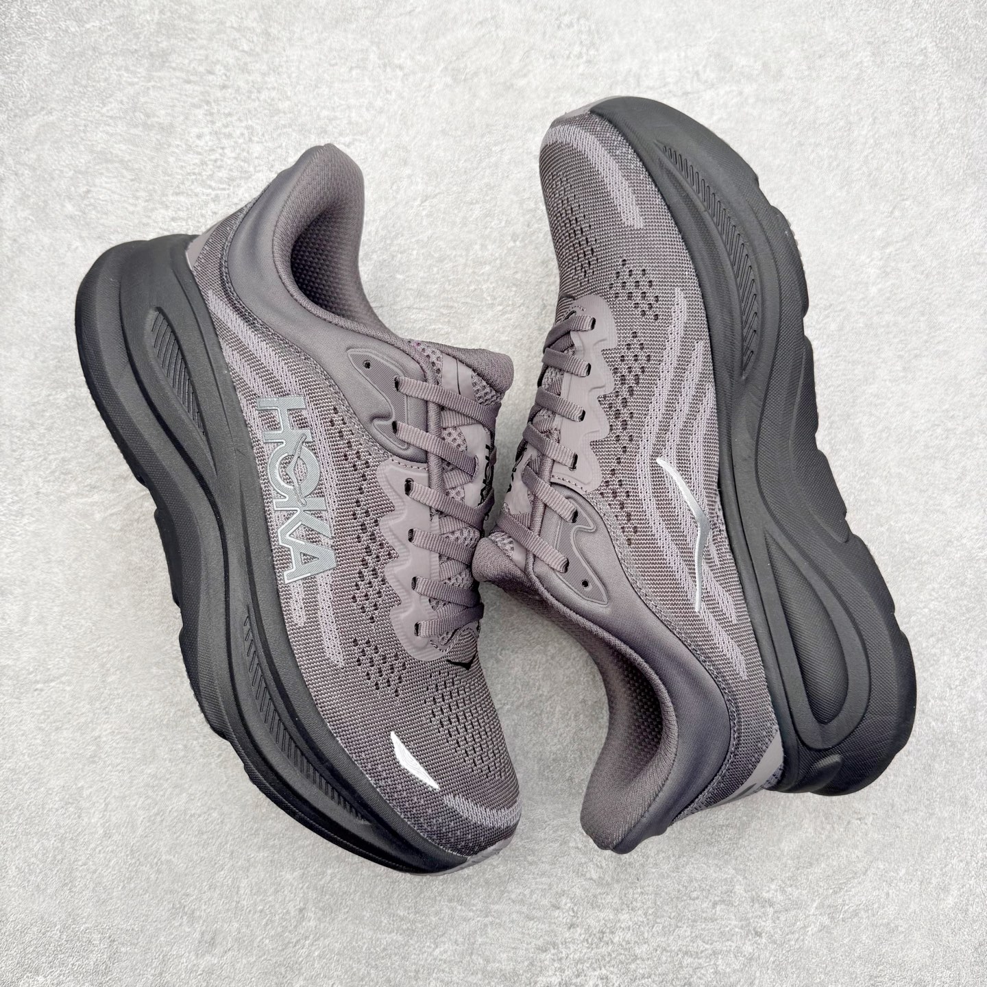 图片[3]-HOKA ONE ONE Bondi 9 WIDE 邦迪九代舒适防滑耐磨低帮休闲跑步鞋 HOKA ONE ONE是来自美国的跑步鞋知名品牌，创立于2009年，始终致力于为所有跑者提供更新、更好的跑步装备。相比常规跑鞋，HOKA ONE ONE特别研发使用性能独特的几何形跑鞋中底，此种鞋底更厚、更高、回弹性也更好，除了卓越的缓冲性能，它还能內各种阶段的跑者带来更具动感、更加稳定的跑步体验。HOKAONE ONE从设计之初就清楚意识到，要保证跑者步幅的均匀一致，双脚自然而然的运动至关重要。尺码：36 36.5 37.5 38 38.5 39 40 40.5 41 42 42.5 43 44 44.5 45-选品中心