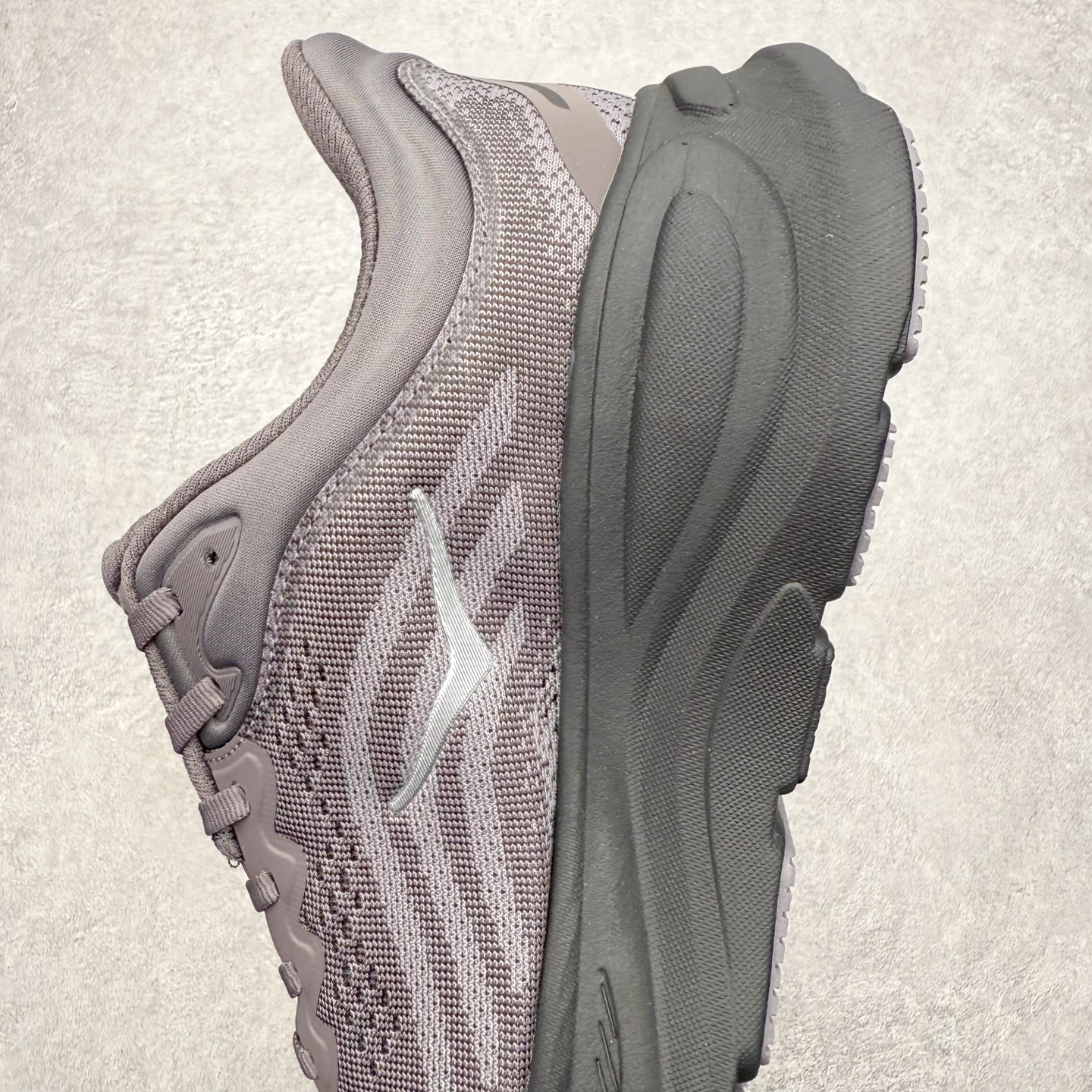 图片[7]-HOKA ONE ONE Bondi 9 WIDE 邦迪九代舒适防滑耐磨低帮休闲跑步鞋 HOKA ONE ONE是来自美国的跑步鞋知名品牌，创立于2009年，始终致力于为所有跑者提供更新、更好的跑步装备。相比常规跑鞋，HOKA ONE ONE特别研发使用性能独特的几何形跑鞋中底，此种鞋底更厚、更高、回弹性也更好，除了卓越的缓冲性能，它还能內各种阶段的跑者带来更具动感、更加稳定的跑步体验。HOKAONE ONE从设计之初就清楚意识到，要保证跑者步幅的均匀一致，双脚自然而然的运动至关重要。尺码：36 36.5 37.5 38 38.5 39 40 40.5 41 42 42.5 43 44 44.5 45-选品中心