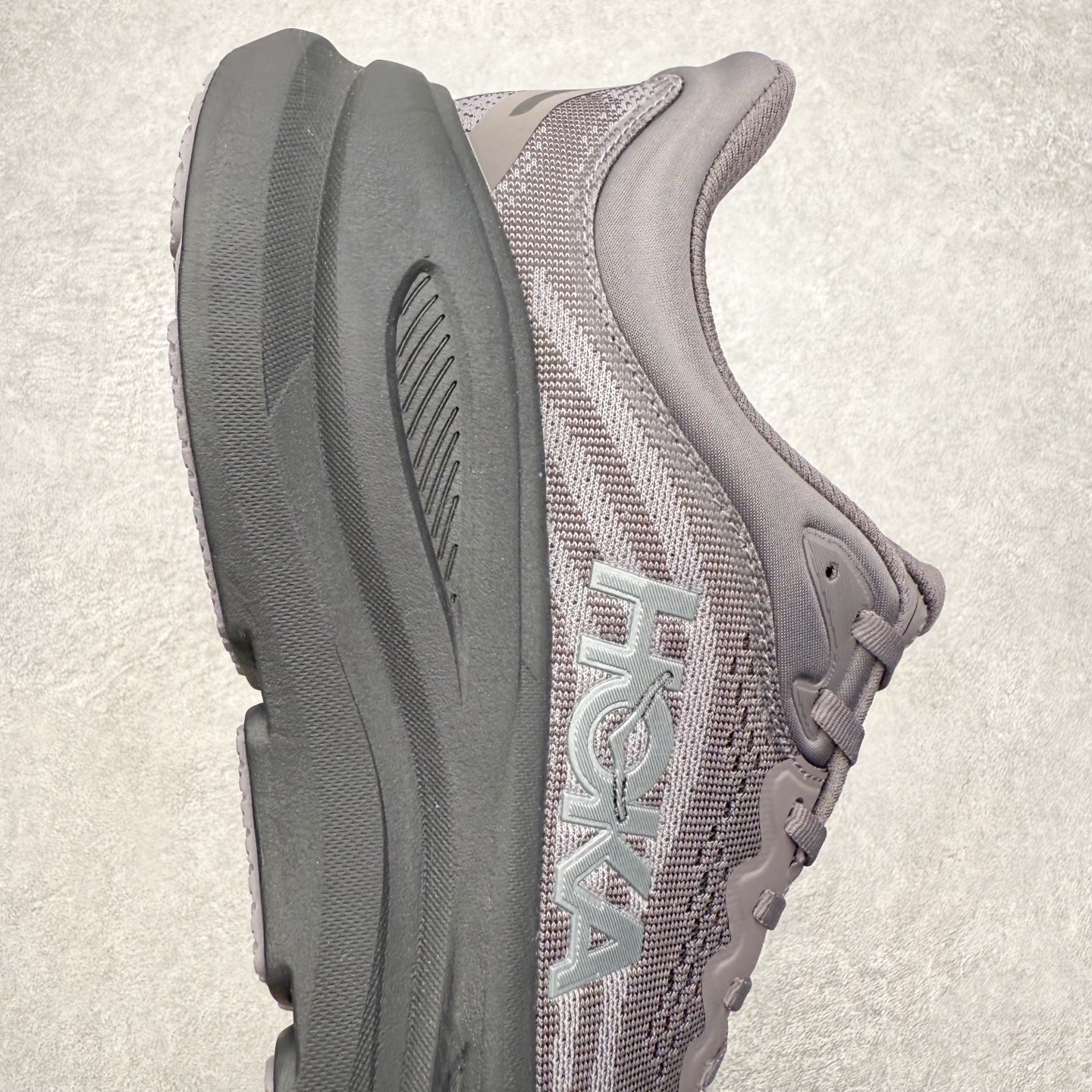 图片[6]-HOKA ONE ONE Bondi 9 WIDE 邦迪九代舒适防滑耐磨低帮休闲跑步鞋 HOKA ONE ONE是来自美国的跑步鞋知名品牌，创立于2009年，始终致力于为所有跑者提供更新、更好的跑步装备。相比常规跑鞋，HOKA ONE ONE特别研发使用性能独特的几何形跑鞋中底，此种鞋底更厚、更高、回弹性也更好，除了卓越的缓冲性能，它还能內各种阶段的跑者带来更具动感、更加稳定的跑步体验。HOKAONE ONE从设计之初就清楚意识到，要保证跑者步幅的均匀一致，双脚自然而然的运动至关重要。尺码：36 36.5 37.5 38 38.5 39 40 40.5 41 42 42.5 43 44 44.5 45-选品中心