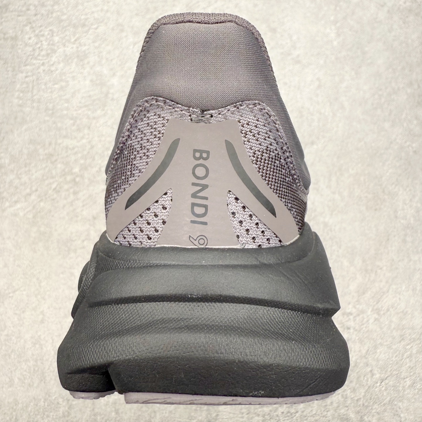 图片[8]-HOKA ONE ONE Bondi 9 WIDE 邦迪九代舒适防滑耐磨低帮休闲跑步鞋 HOKA ONE ONE是来自美国的跑步鞋知名品牌，创立于2009年，始终致力于为所有跑者提供更新、更好的跑步装备。相比常规跑鞋，HOKA ONE ONE特别研发使用性能独特的几何形跑鞋中底，此种鞋底更厚、更高、回弹性也更好，除了卓越的缓冲性能，它还能內各种阶段的跑者带来更具动感、更加稳定的跑步体验。HOKAONE ONE从设计之初就清楚意识到，要保证跑者步幅的均匀一致，双脚自然而然的运动至关重要。尺码：36 36.5 37.5 38 38.5 39 40 40.5 41 42 42.5 43 44 44.5 45-选品中心