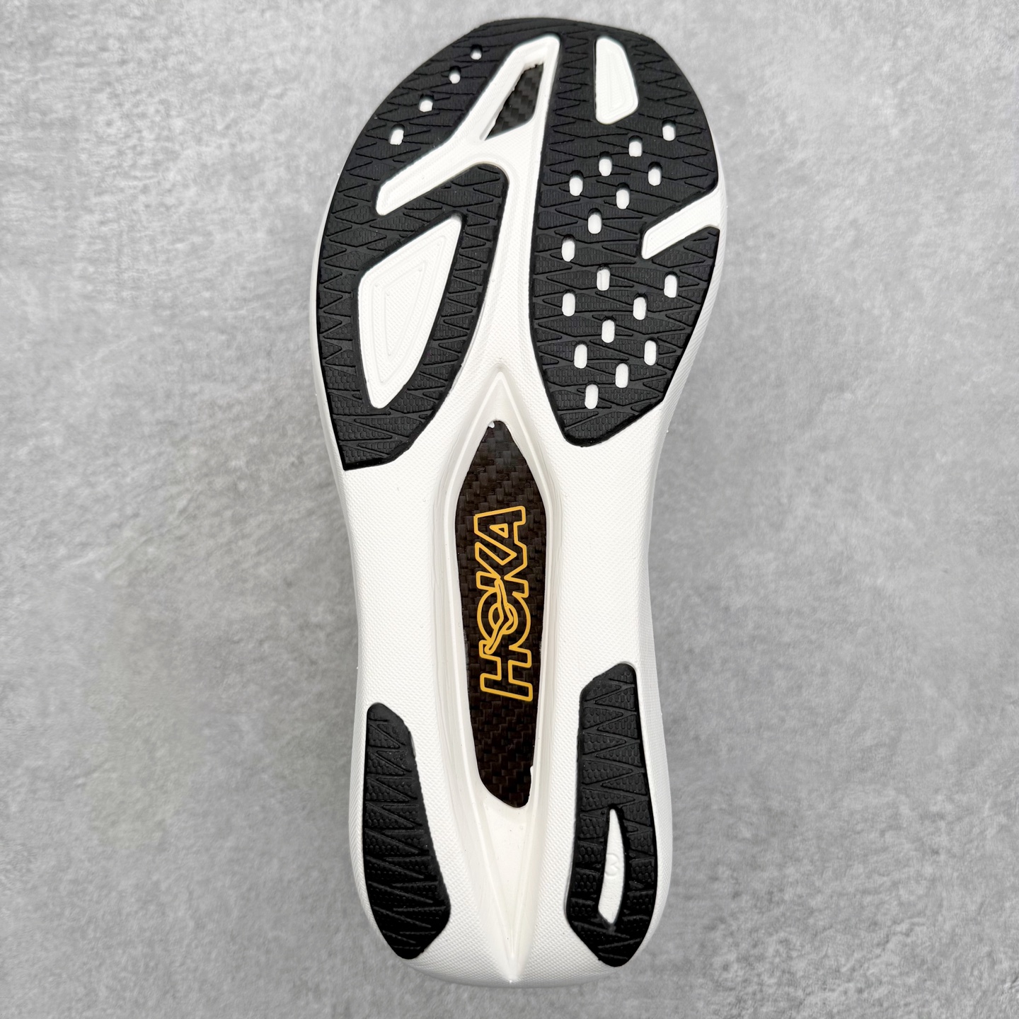 图片[9]-HOKA ONE ONE Rocket X 3 低帮专业越野跑步鞋 实拍首发 相较于前几代Mafate包裹感更好 跟Speedgoat(快速羚羊)系列比起来更加舒适 鞋底防滑性能在下坡的石板台阶和原始路面都有很好的表现 HOKA血统属性厚底设计 在快速下坡时起到缓震保护作用 减少重力给予脚踝、膝部、髋关节等处带来的冲击力 尺码：36 37 37.5 38 38.5 39 40 40.5 41 42 42.5 43 44 44.5 45-选品中心