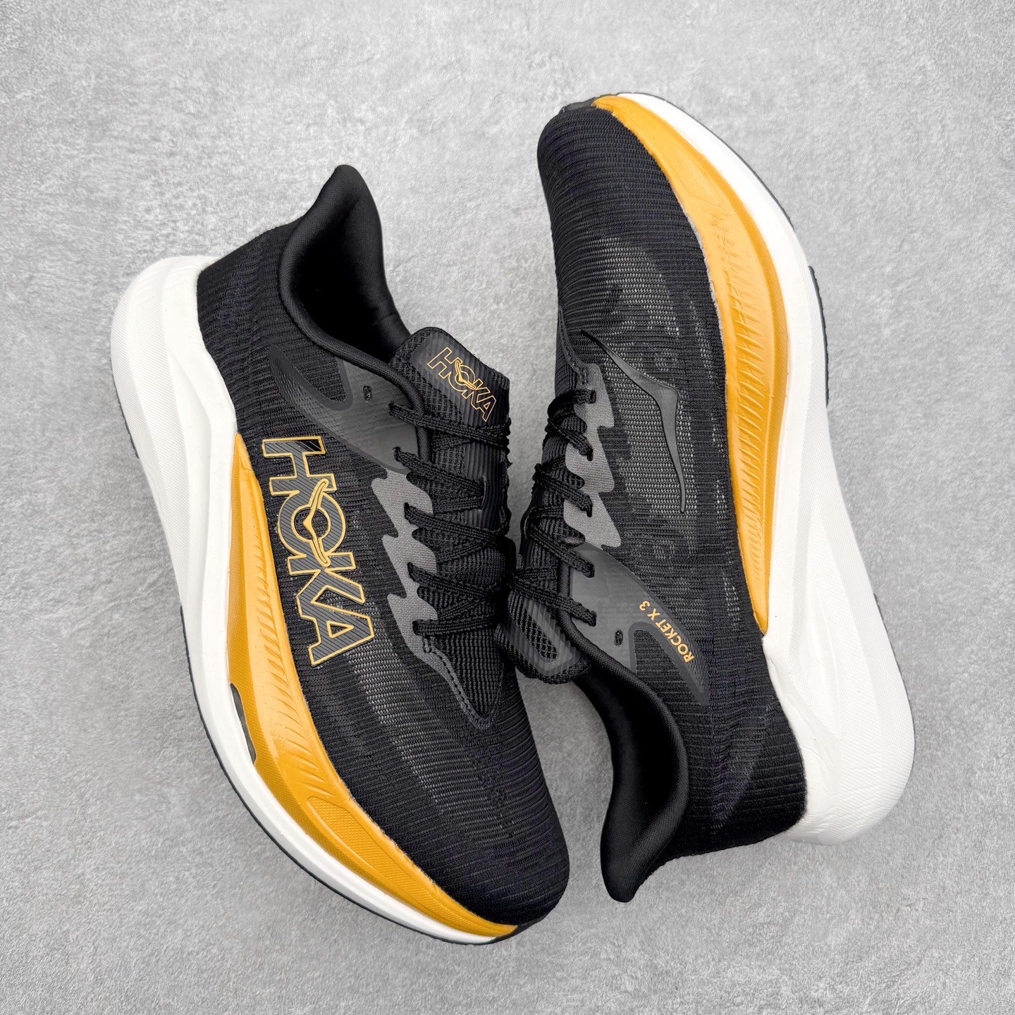 图片[3]-HOKA ONE ONE Rocket X 3 低帮专业越野跑步鞋 实拍首发 相较于前几代Mafate包裹感更好 跟Speedgoat(快速羚羊)系列比起来更加舒适 鞋底防滑性能在下坡的石板台阶和原始路面都有很好的表现 HOKA血统属性厚底设计 在快速下坡时起到缓震保护作用 减少重力给予脚踝、膝部、髋关节等处带来的冲击力 尺码：36 37 37.5 38 38.5 39 40 40.5 41 42 42.5 43 44 44.5 45-选品中心