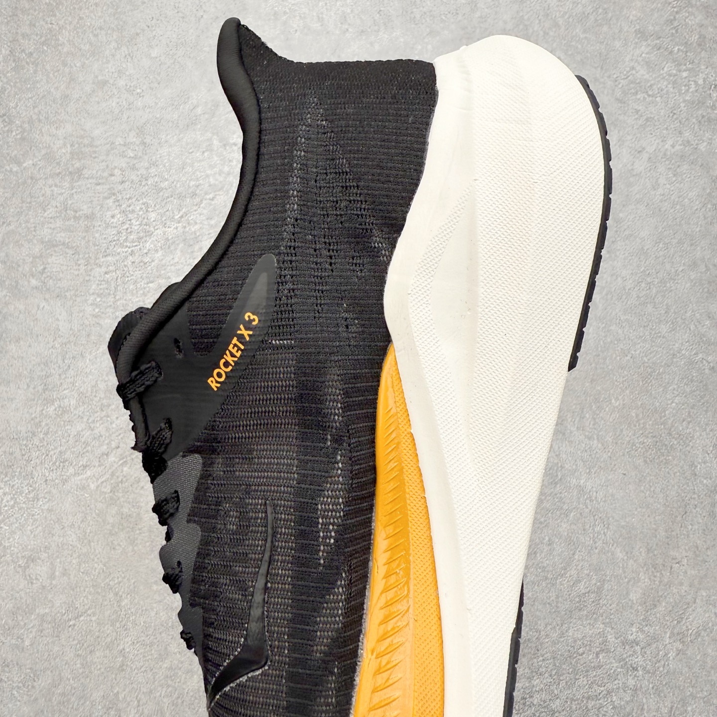图片[7]-HOKA ONE ONE Rocket X 3 低帮专业越野跑步鞋 实拍首发 相较于前几代Mafate包裹感更好 跟Speedgoat(快速羚羊)系列比起来更加舒适 鞋底防滑性能在下坡的石板台阶和原始路面都有很好的表现 HOKA血统属性厚底设计 在快速下坡时起到缓震保护作用 减少重力给予脚踝、膝部、髋关节等处带来的冲击力 尺码：36 37 37.5 38 38.5 39 40 40.5 41 42 42.5 43 44 44.5 45-选品中心