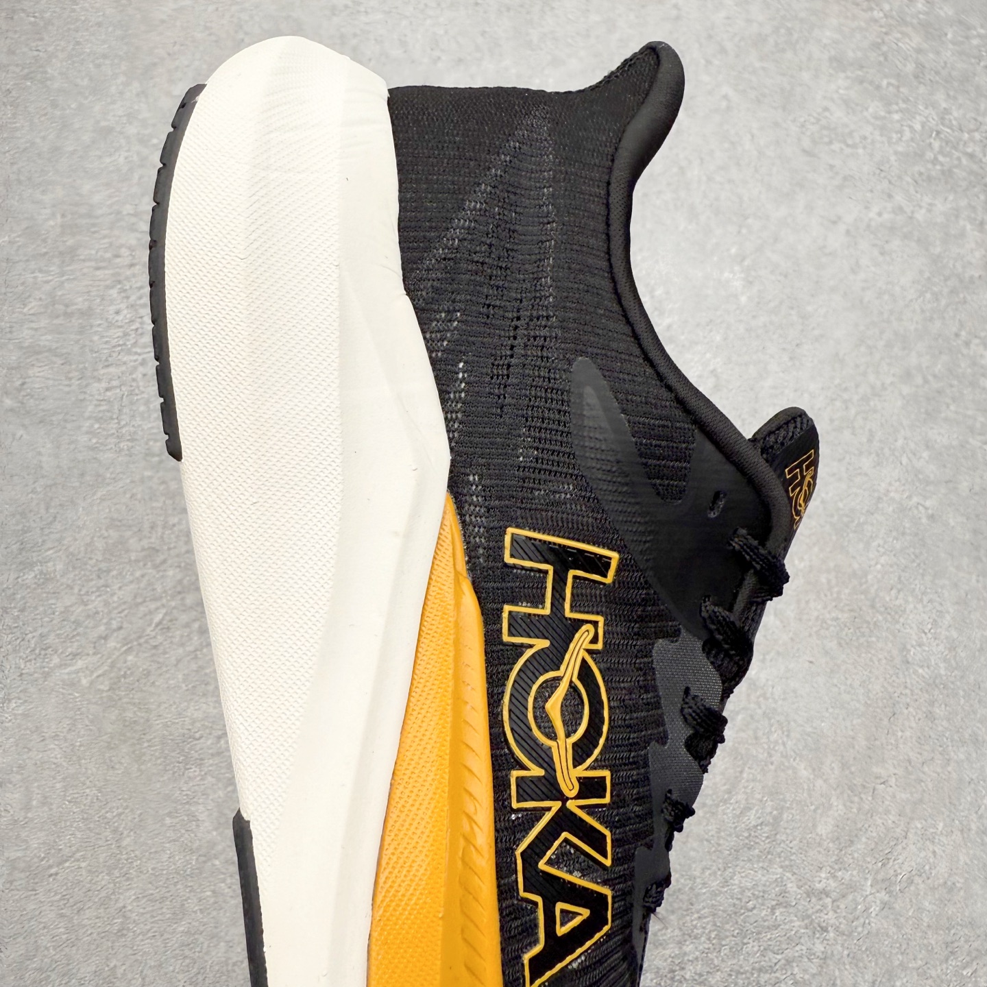 图片[6]-HOKA ONE ONE Rocket X 3 低帮专业越野跑步鞋 实拍首发 相较于前几代Mafate包裹感更好 跟Speedgoat(快速羚羊)系列比起来更加舒适 鞋底防滑性能在下坡的石板台阶和原始路面都有很好的表现 HOKA血统属性厚底设计 在快速下坡时起到缓震保护作用 减少重力给予脚踝、膝部、髋关节等处带来的冲击力 尺码：36 37 37.5 38 38.5 39 40 40.5 41 42 42.5 43 44 44.5 45-选品中心