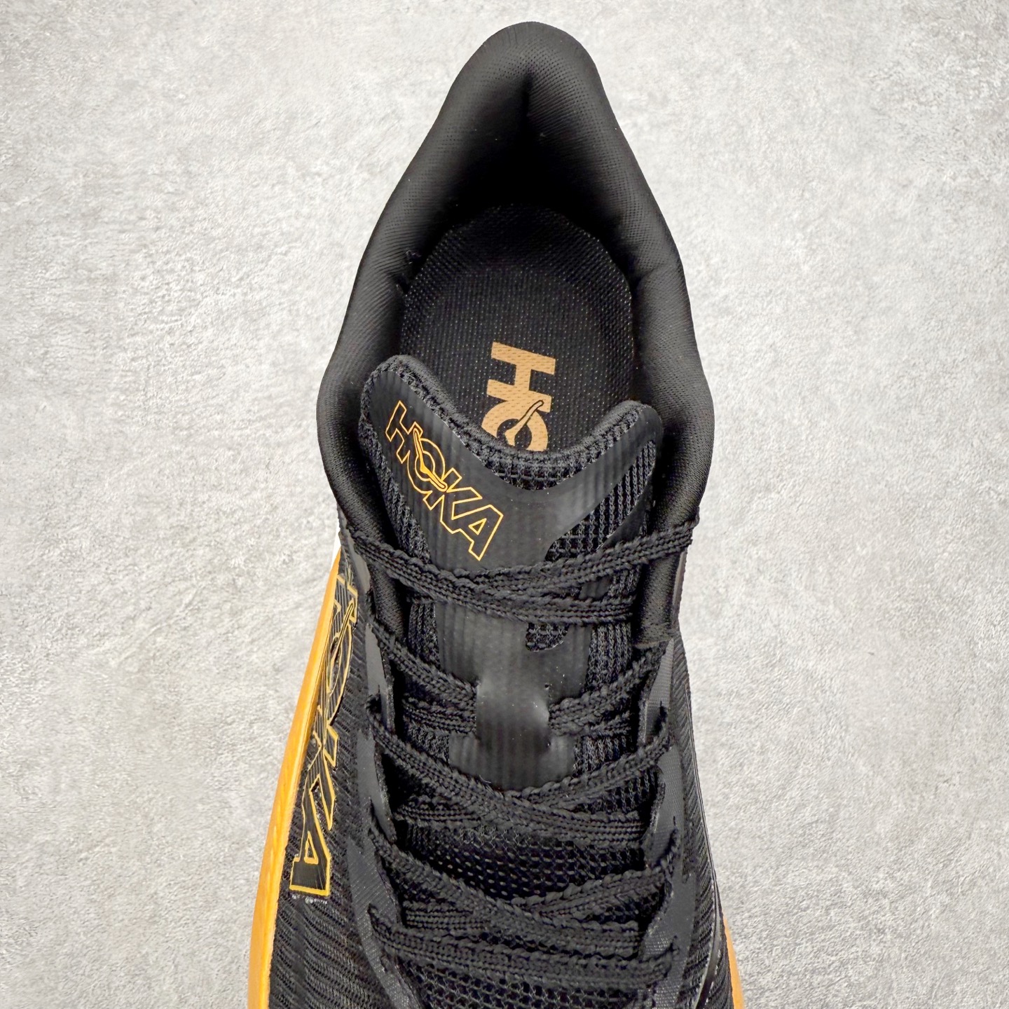 图片[5]-HOKA ONE ONE Rocket X 3 低帮专业越野跑步鞋 实拍首发 相较于前几代Mafate包裹感更好 跟Speedgoat(快速羚羊)系列比起来更加舒适 鞋底防滑性能在下坡的石板台阶和原始路面都有很好的表现 HOKA血统属性厚底设计 在快速下坡时起到缓震保护作用 减少重力给予脚踝、膝部、髋关节等处带来的冲击力 尺码：36 37 37.5 38 38.5 39 40 40.5 41 42 42.5 43 44 44.5 45-选品中心