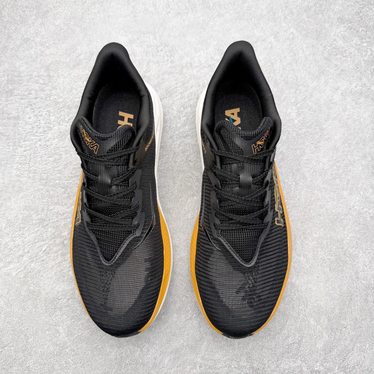 图片[2]-HOKA ONE ONE Rocket X 3 低帮专业越野跑步鞋 实拍首发 相较于前几代Mafate包裹感更好 跟Speedgoat(快速羚羊)系列比起来更加舒适 鞋底防滑性能在下坡的石板台阶和原始路面都有很好的表现 HOKA血统属性厚底设计 在快速下坡时起到缓震保护作用 减少重力给予脚踝、膝部、髋关节等处带来的冲击力 尺码：36 37 37.5 38 38.5 39 40 40.5 41 42 42.5 43 44 44.5 45-选品中心