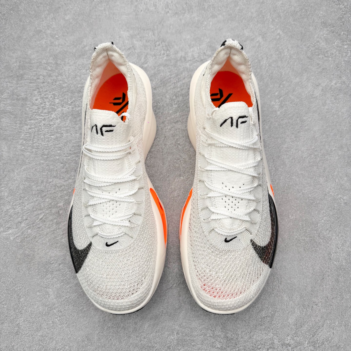 图片[2]-＃福利特价 NK Air Zoom Alphafly NEXT% 3 2024全新马拉松超级跑鞋 有史以来最轻盈、测试次数最多的NK Alphafly 经过精英马拉松运动员的测试验证 并搭载Air Zoom气垫 旨在助力跑者实现突破 取得更佳的成绩 在开发过程中 Alphafly 3帮助耐克运动员凯尔文·基普图姆（Kelvin Kiptum）以2：00：35的成绩刷新了马拉松世界纪录 Alphafly的动力设计没有改变——Air Zoom气垫单元、Flyplate碳纤维板和ZoomX泡绵 但是整体系统的制作方法略有调整 优化和提升了对运动员的帮助 主要更新包括一体式鞋底 提供顺畅稳定的“后跟到脚趾”过渡；更宽的全长Flyplate碳纤维板提供稳定助推力 全新Fast Shot外底保证出色牵引力和抓地力 全新Atomknit 3.0鞋面提供更强的控制力、透气性和中足支撑力 尺码：36 36.5 37.5 38 38.5 39 40 40.5 41 42 42.5 43 44 44.5 45 46-选品中心