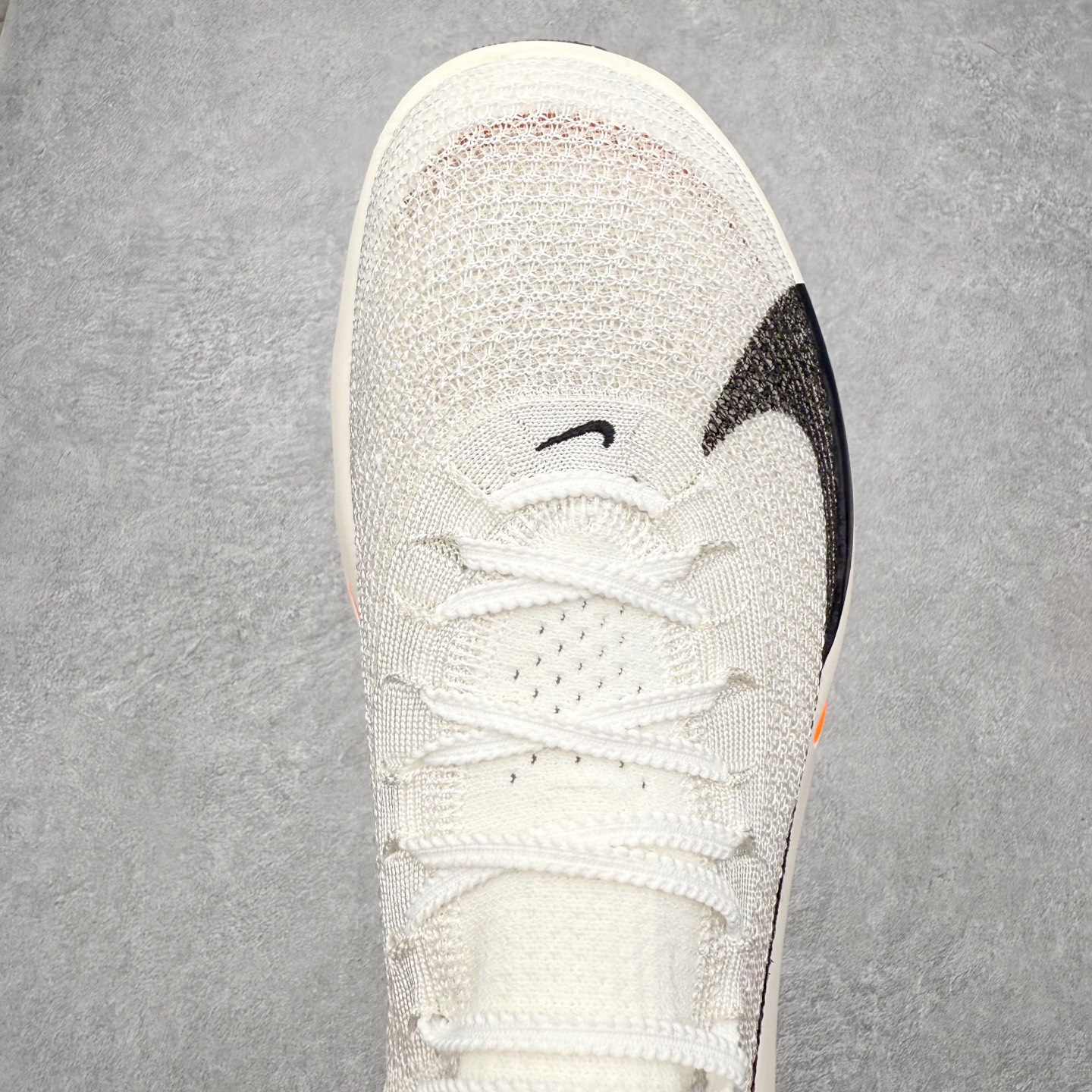 图片[4]-＃福利特价 NK Air Zoom Alphafly NEXT% 3 2024全新马拉松超级跑鞋 有史以来最轻盈、测试次数最多的NK Alphafly 经过精英马拉松运动员的测试验证 并搭载Air Zoom气垫 旨在助力跑者实现突破 取得更佳的成绩 在开发过程中 Alphafly 3帮助耐克运动员凯尔文·基普图姆（Kelvin Kiptum）以2：00：35的成绩刷新了马拉松世界纪录 Alphafly的动力设计没有改变——Air Zoom气垫单元、Flyplate碳纤维板和ZoomX泡绵 但是整体系统的制作方法略有调整 优化和提升了对运动员的帮助 主要更新包括一体式鞋底 提供顺畅稳定的“后跟到脚趾”过渡；更宽的全长Flyplate碳纤维板提供稳定助推力 全新Fast Shot外底保证出色牵引力和抓地力 全新Atomknit 3.0鞋面提供更强的控制力、透气性和中足支撑力 尺码：36 36.5 37.5 38 38.5 39 40 40.5 41 42 42.5 43 44 44.5 45 46-选品中心